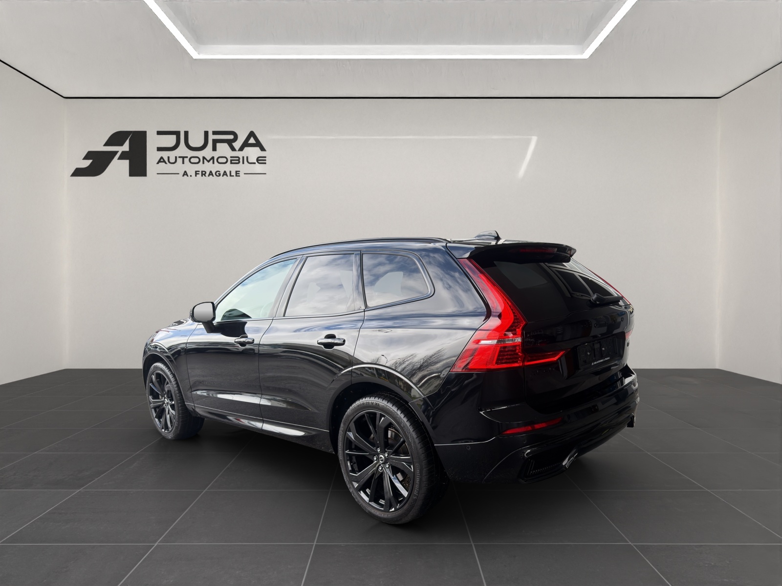 VOLVO XC60 2.0 B5 MH Black Edition AWD-image-4