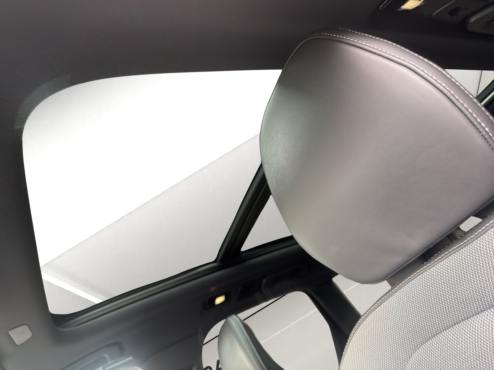 VOLVO XC60 2.0 B5 MH Black Edition AWD-image-11