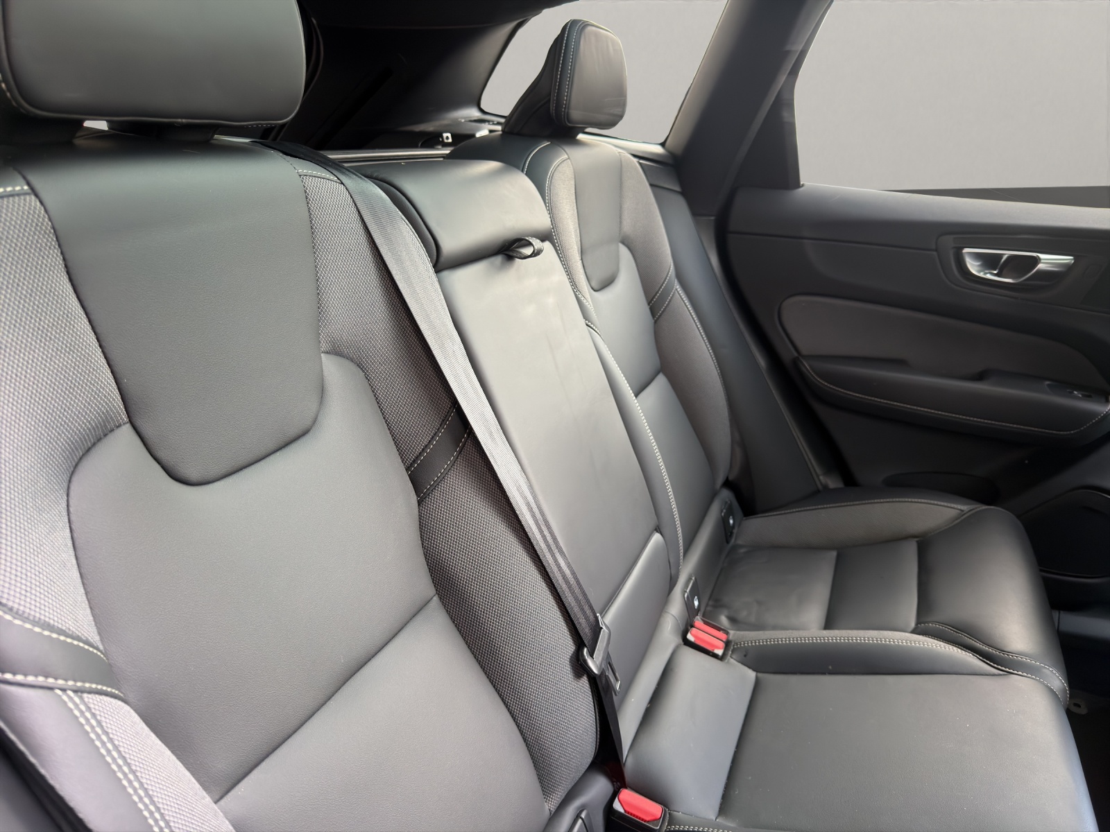VOLVO XC60 2.0 B5 MH Black Edition AWD-image-14
