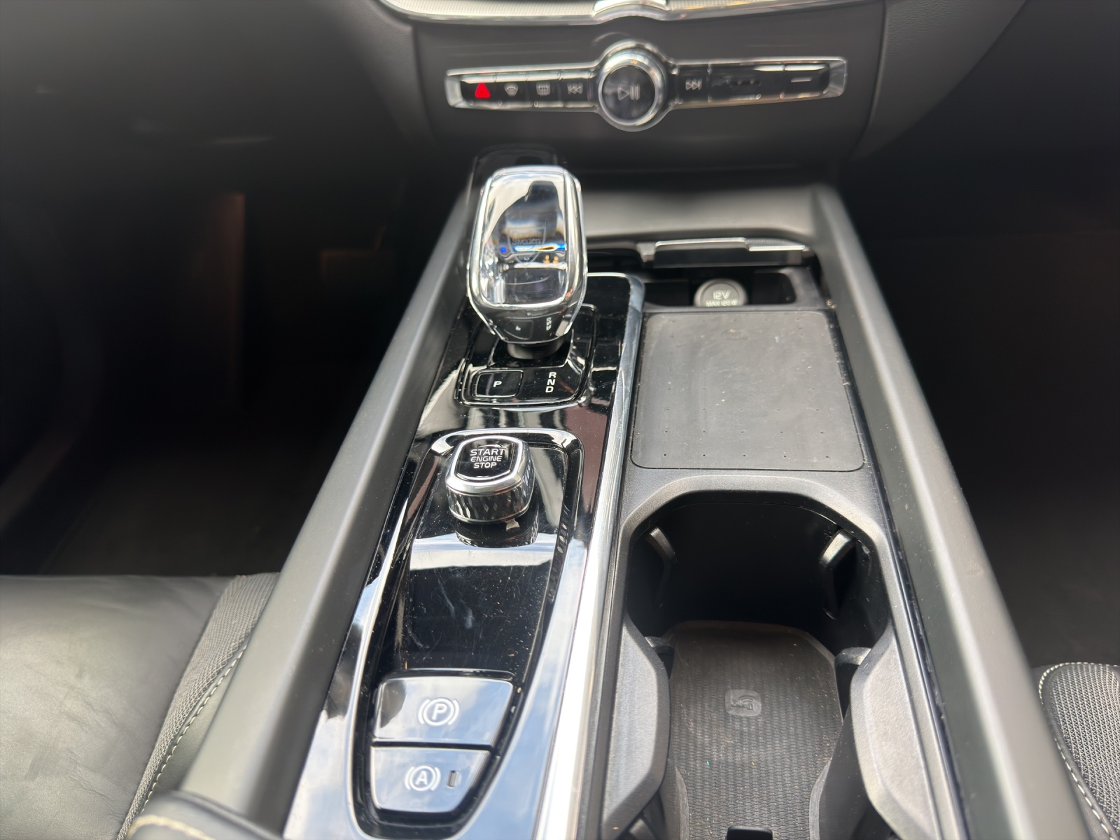 VOLVO XC60 2.0 B5 MH Black Edition AWD-image-12