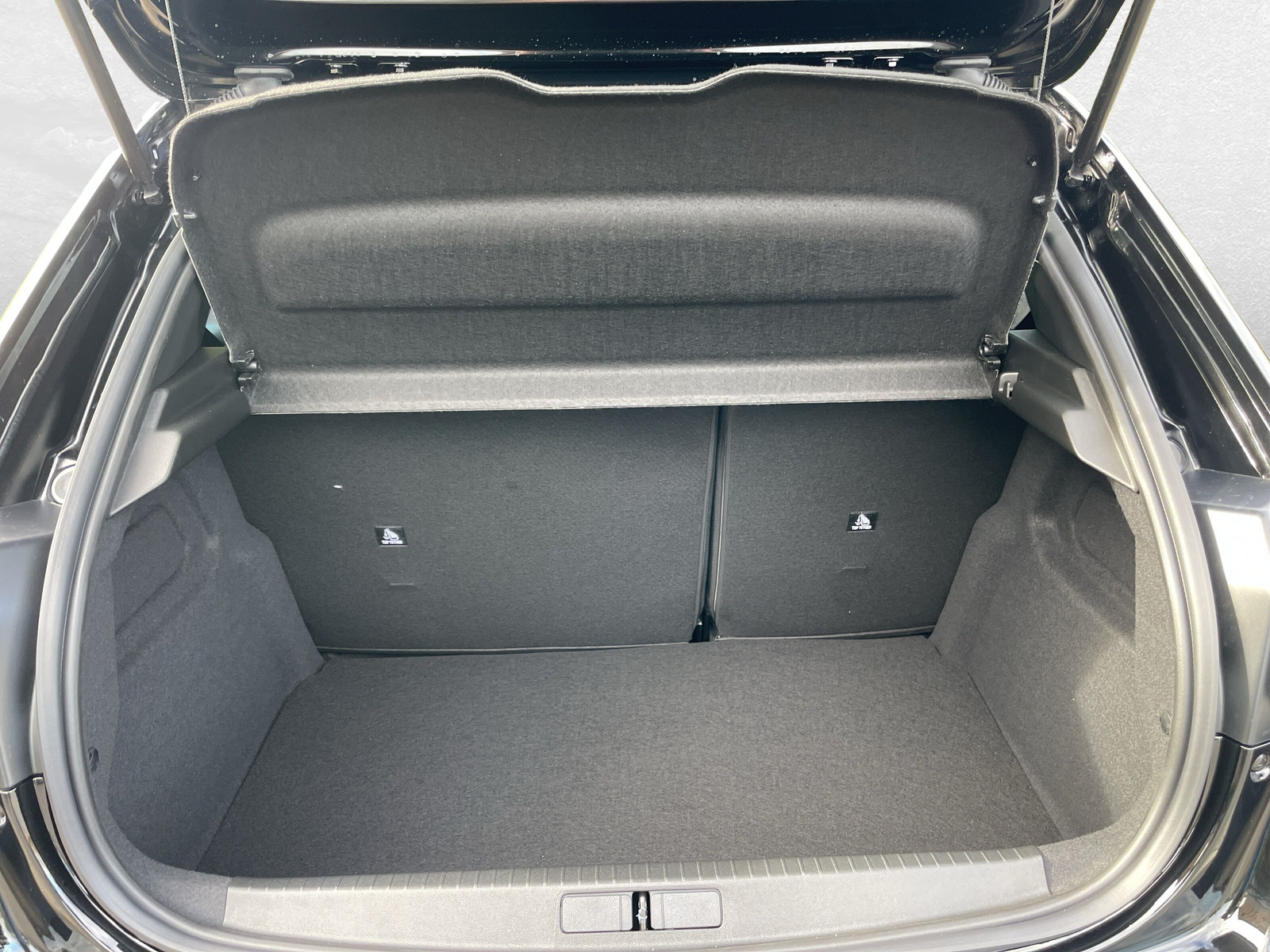PEUGEOT 208 1.2 Hybrid Allure Premium-image-5