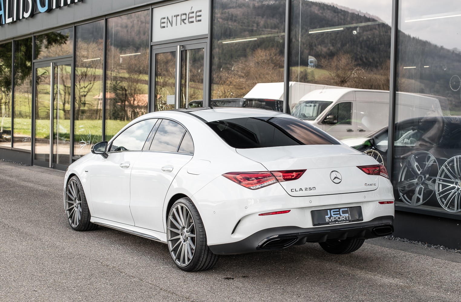 MERCEDES-BENZ CLA 250 AMG Line 4Matic-image-3