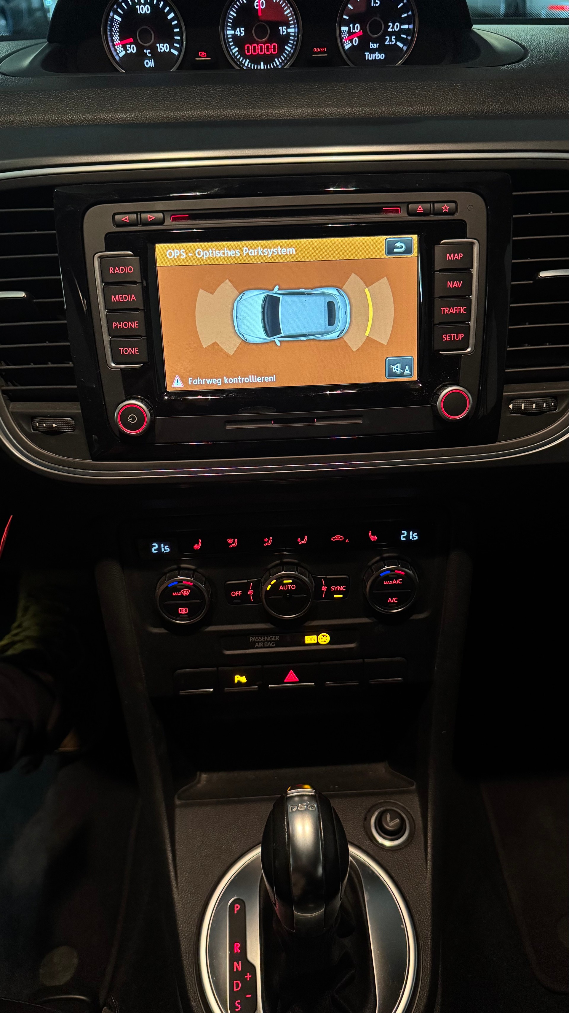 VW Beetle Cabrio 1.4 TSI Sport DSG / Einzigartige Rarität mit Top Ausstattung, hervorragendem Zustand und idealer Fahrkombination-image-24