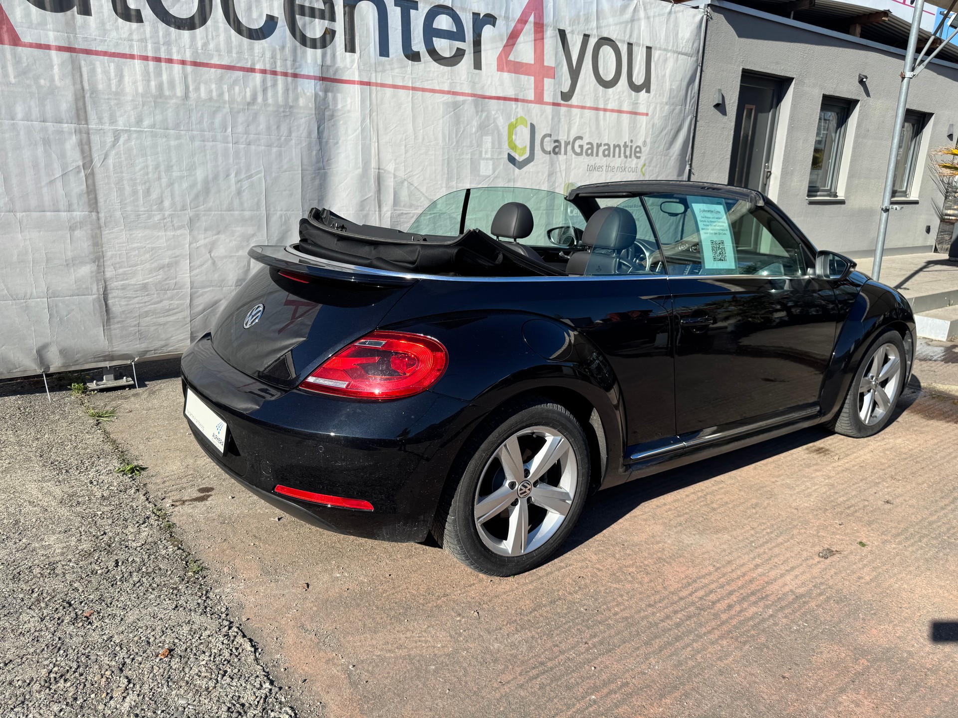 VW Beetle Cabrio 1.4 TSI Sport DSG / Einzigartige Rarität mit Top Ausstattung, hervorragendem Zustand und idealer Fahrkombination-image-4