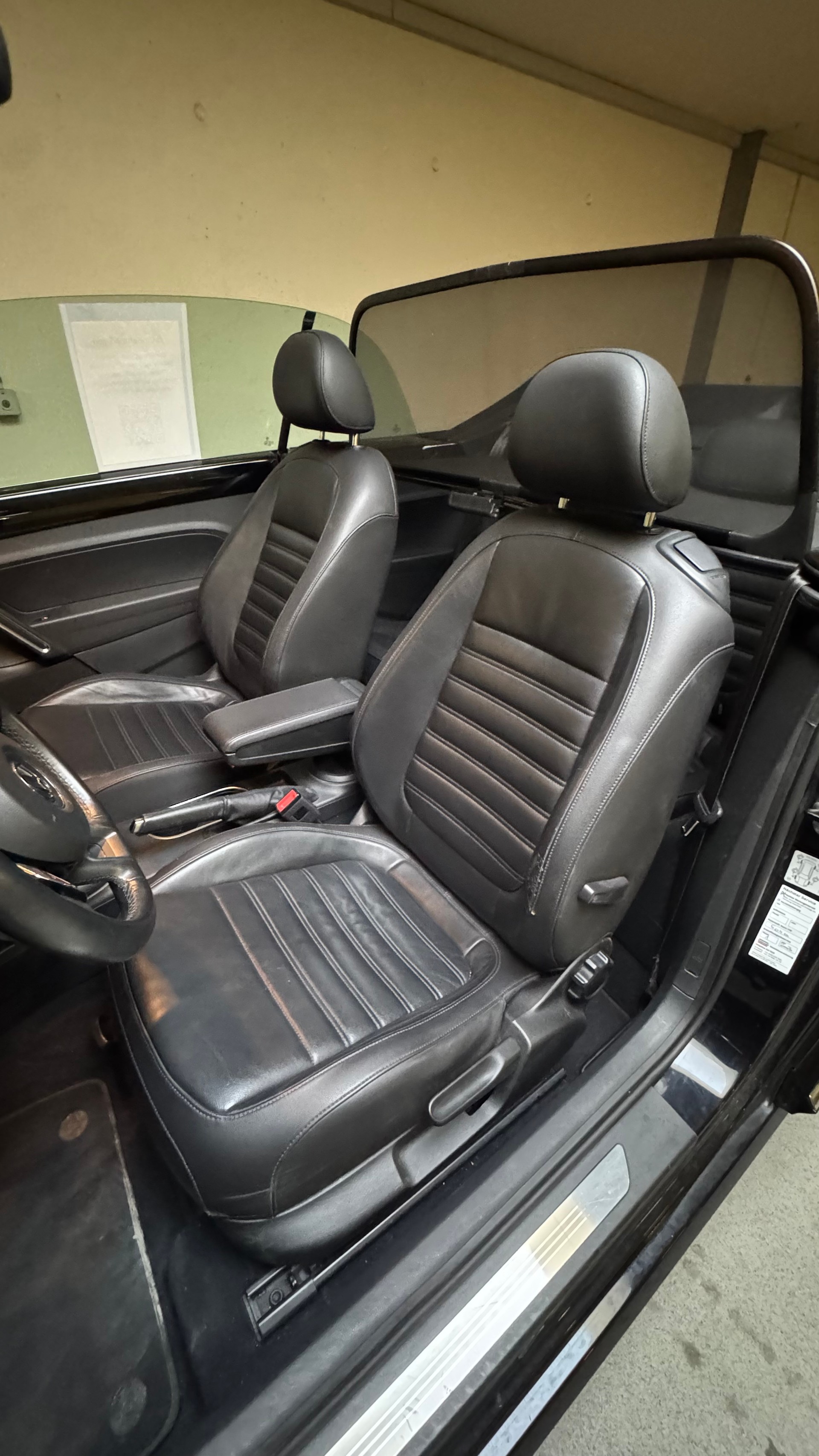 VW Beetle Cabrio 1.4 TSI Sport DSG / Einzigartige Rarität mit Top Ausstattung, hervorragendem Zustand und idealer Fahrkombination-image-17