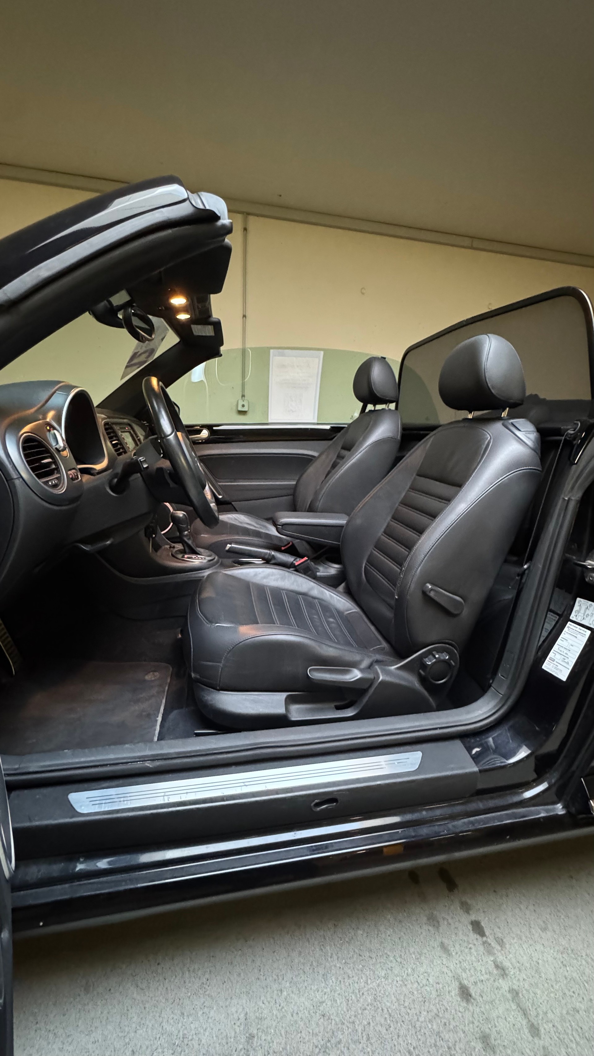 VW Beetle Cabrio 1.4 TSI Sport DSG / Einzigartige Rarität mit Top Ausstattung, hervorragendem Zustand und idealer Fahrkombination-image-16