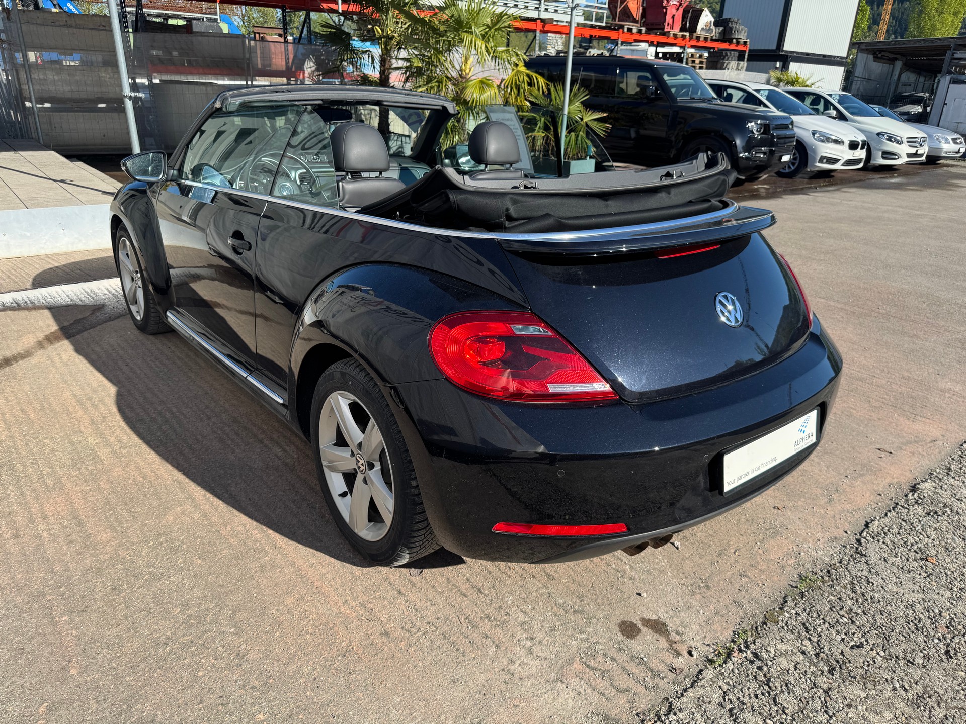 VW Beetle Cabrio 1.4 TSI Sport DSG / Einzigartige Rarität mit Top Ausstattung, hervorragendem Zustand und idealer Fahrkombination-image-5
