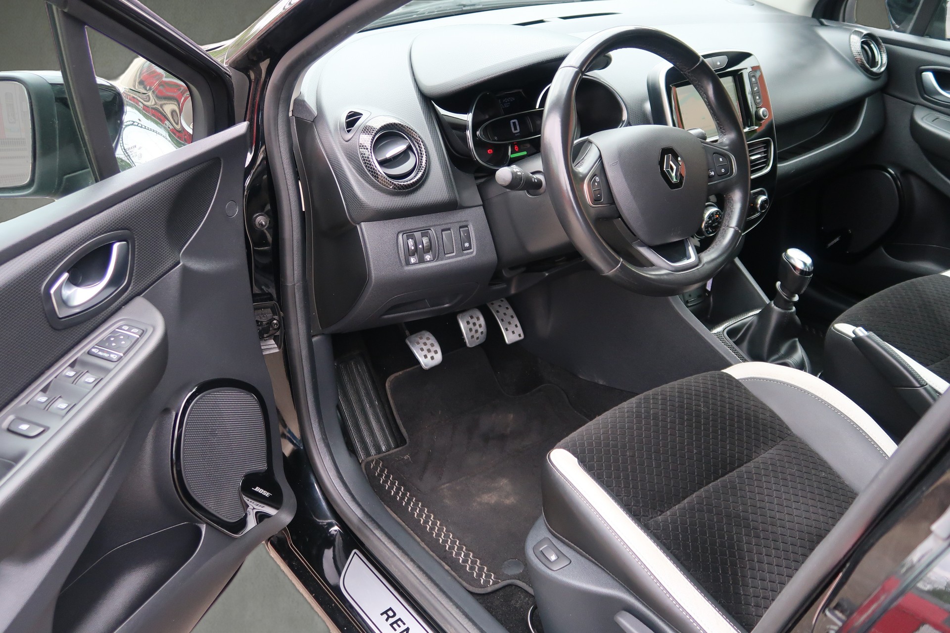 RENAULT Clio 1.2 16V T 90th Anniversary-image-8