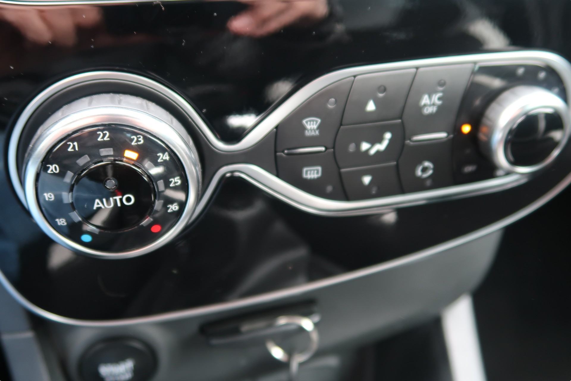 RENAULT Clio 1.2 16V T 90th Anniversary-image-14