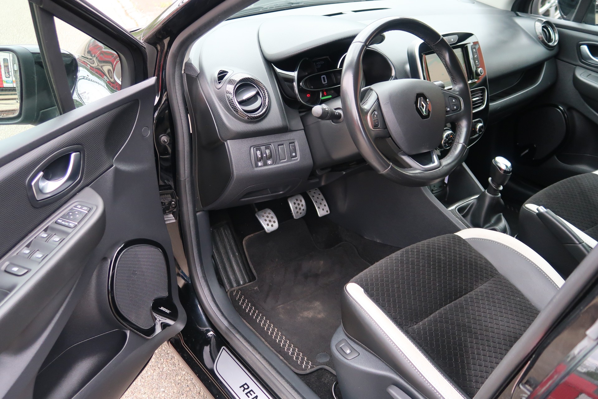 RENAULT Clio 1.2 16V T 90th Anniversary-image-8