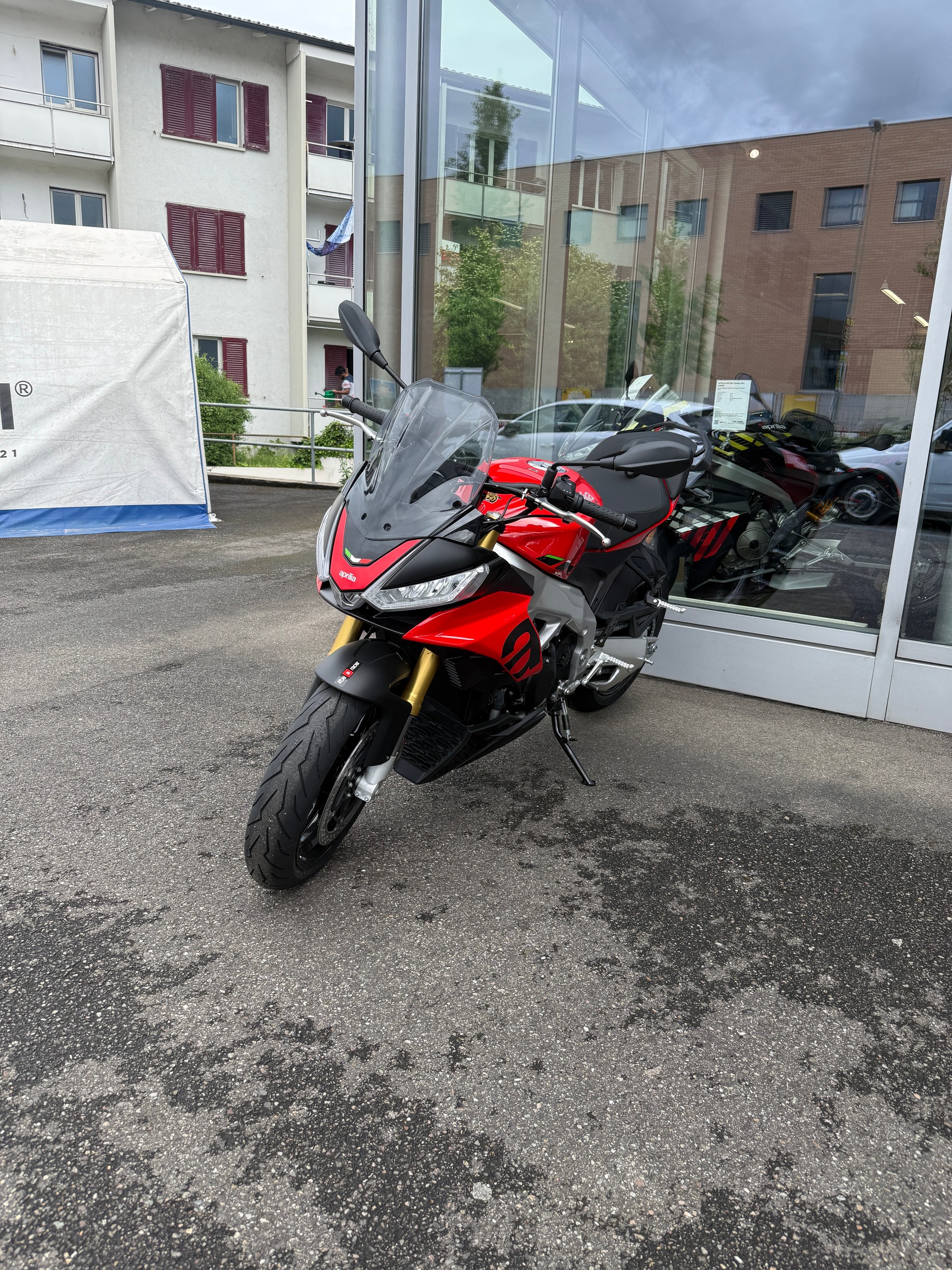 APRILIA Tuono V4 1100-showroom-element-3