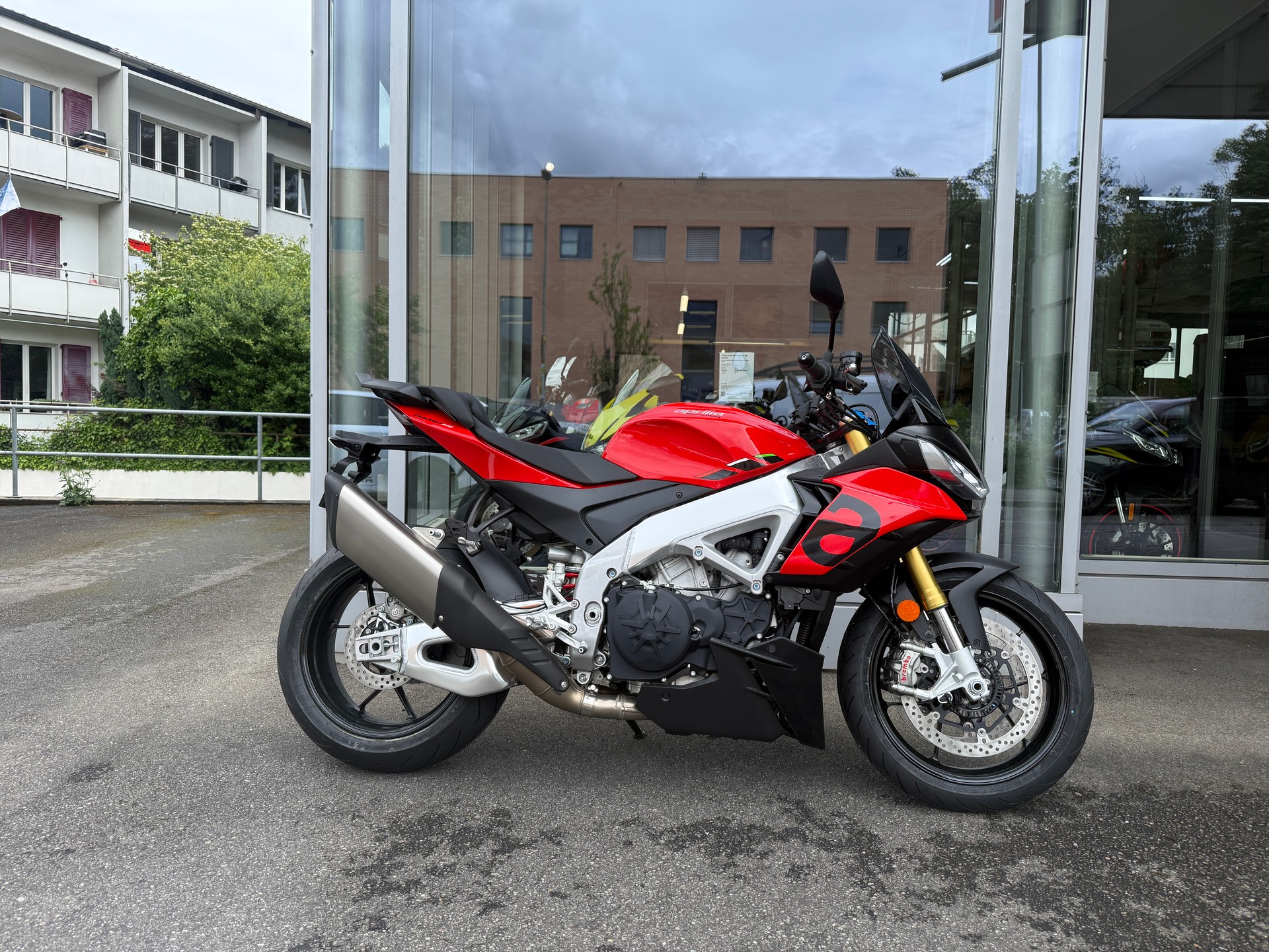 APRILIA Tuono V4 1100-showroom-element-1