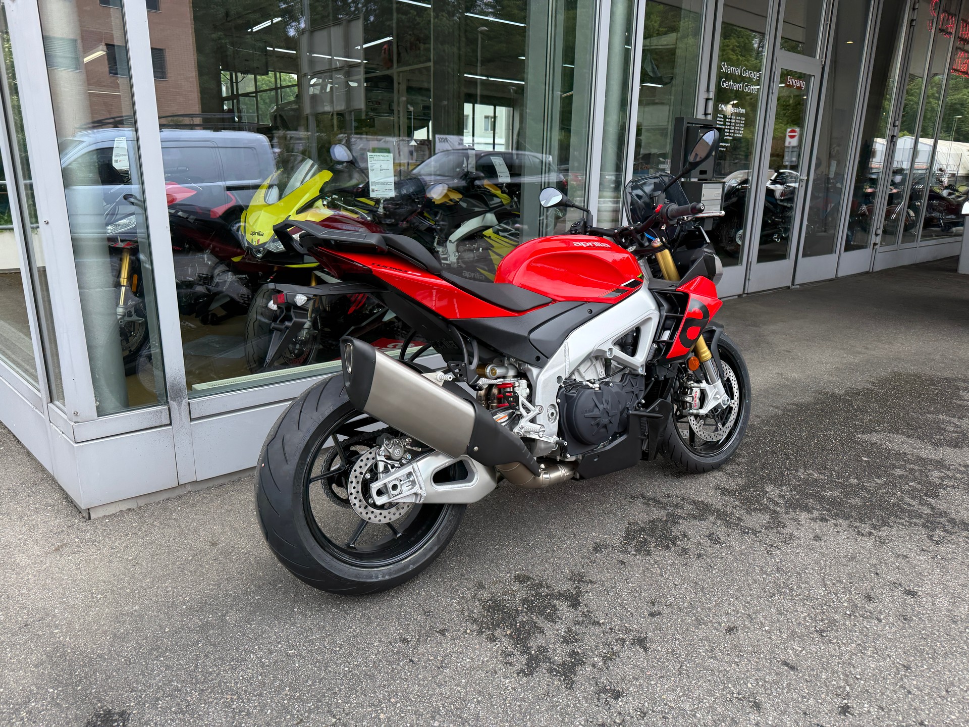 APRILIA Tuono V4 1100-showroom-element-2