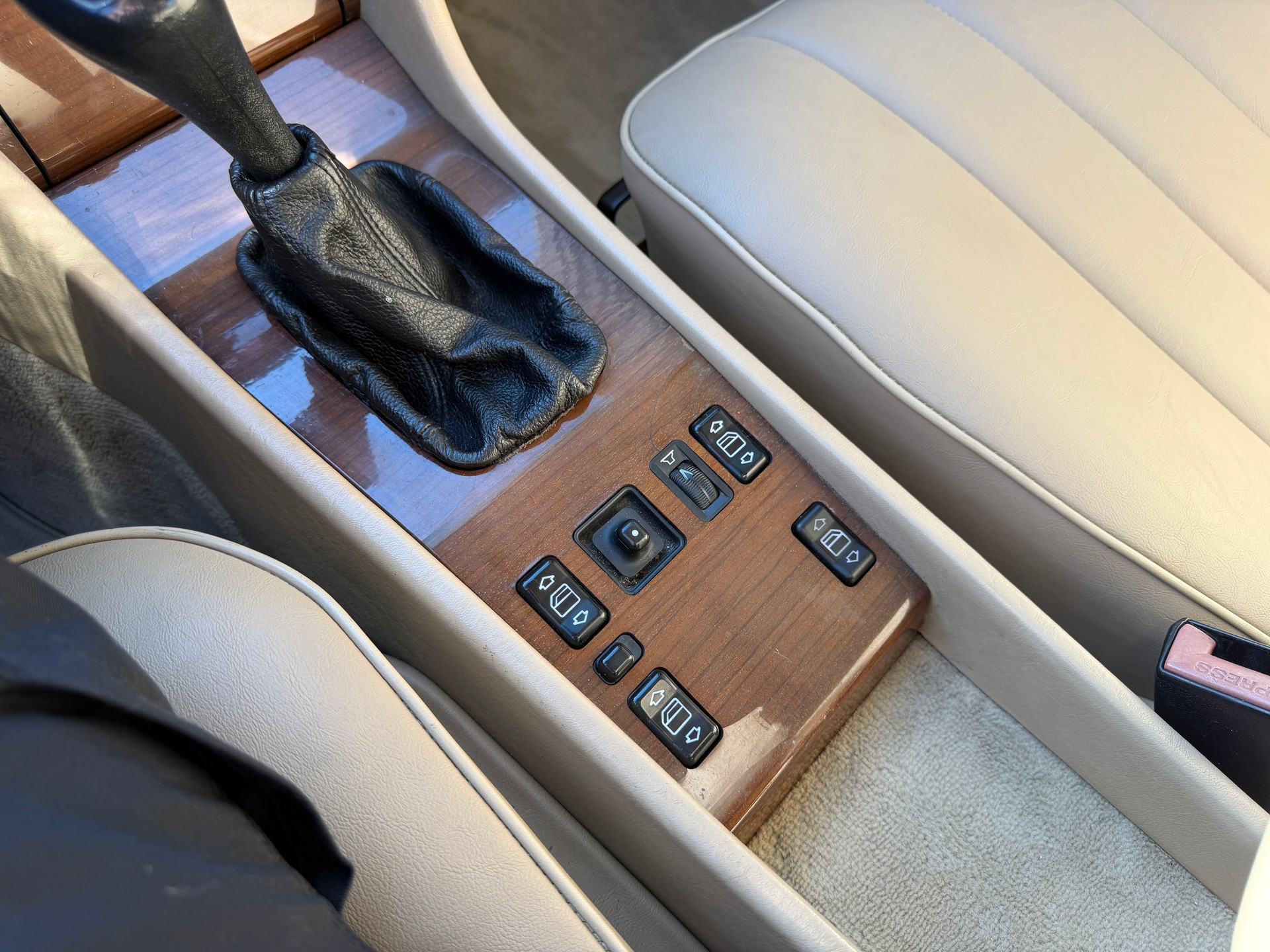 MERCEDES-BENZ 300 CE-image-10
