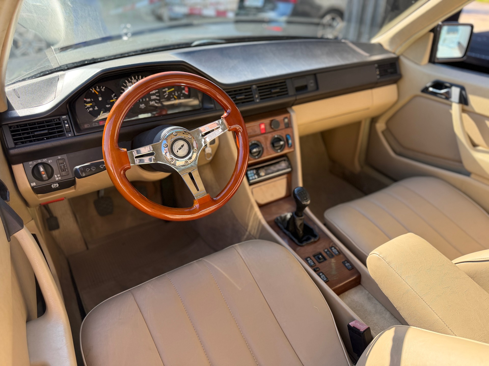 MERCEDES-BENZ 300 CE-image-6