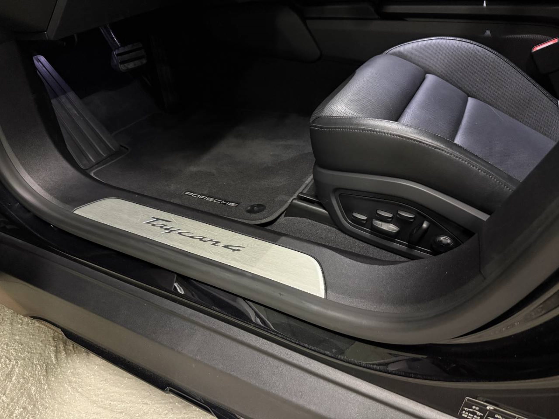 PORSCHE Taycan 4 Cross Turismo (MY22)-image-25
