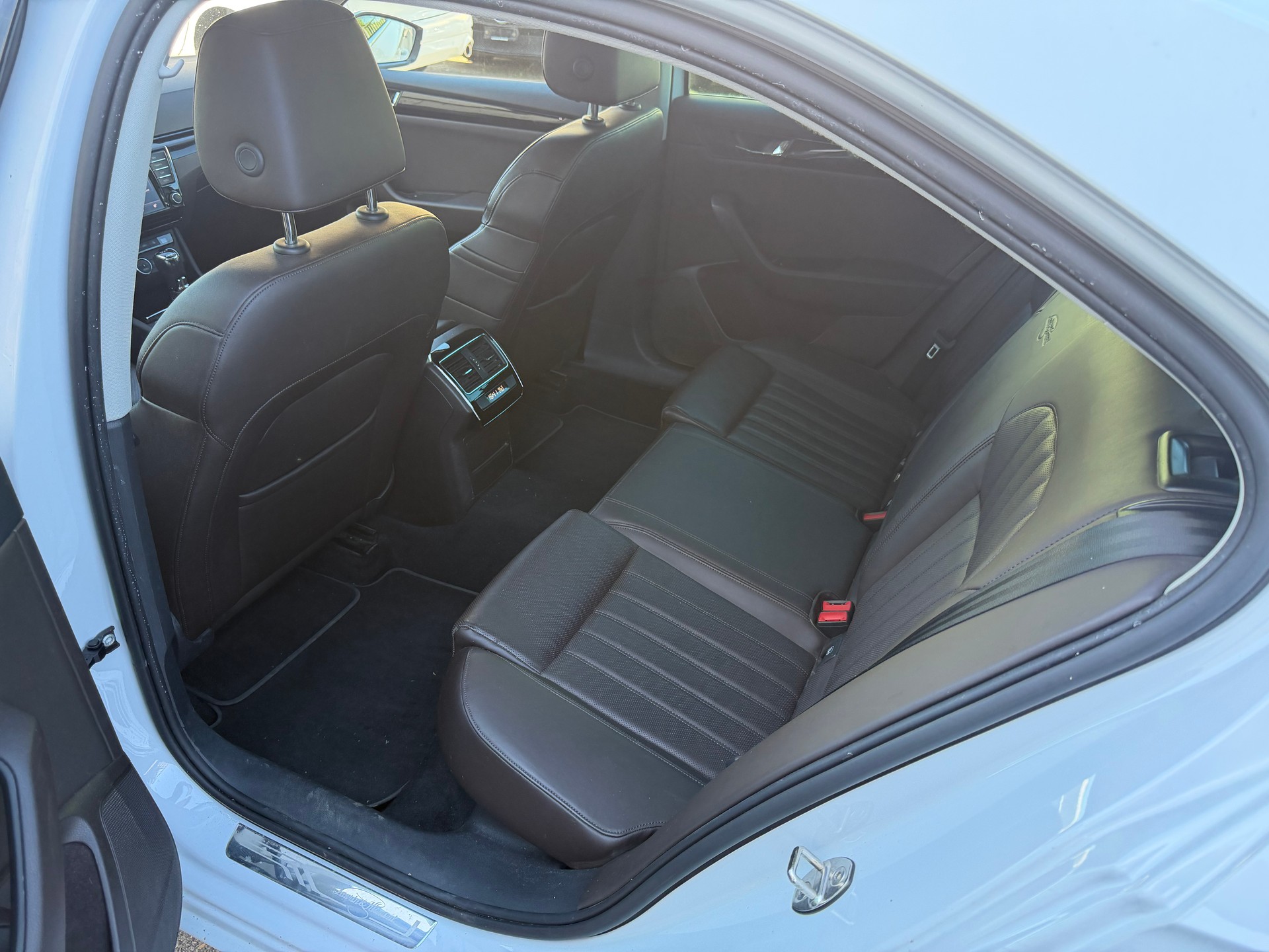 SKODA Superb 2.0 TDi Style DSG-image-6