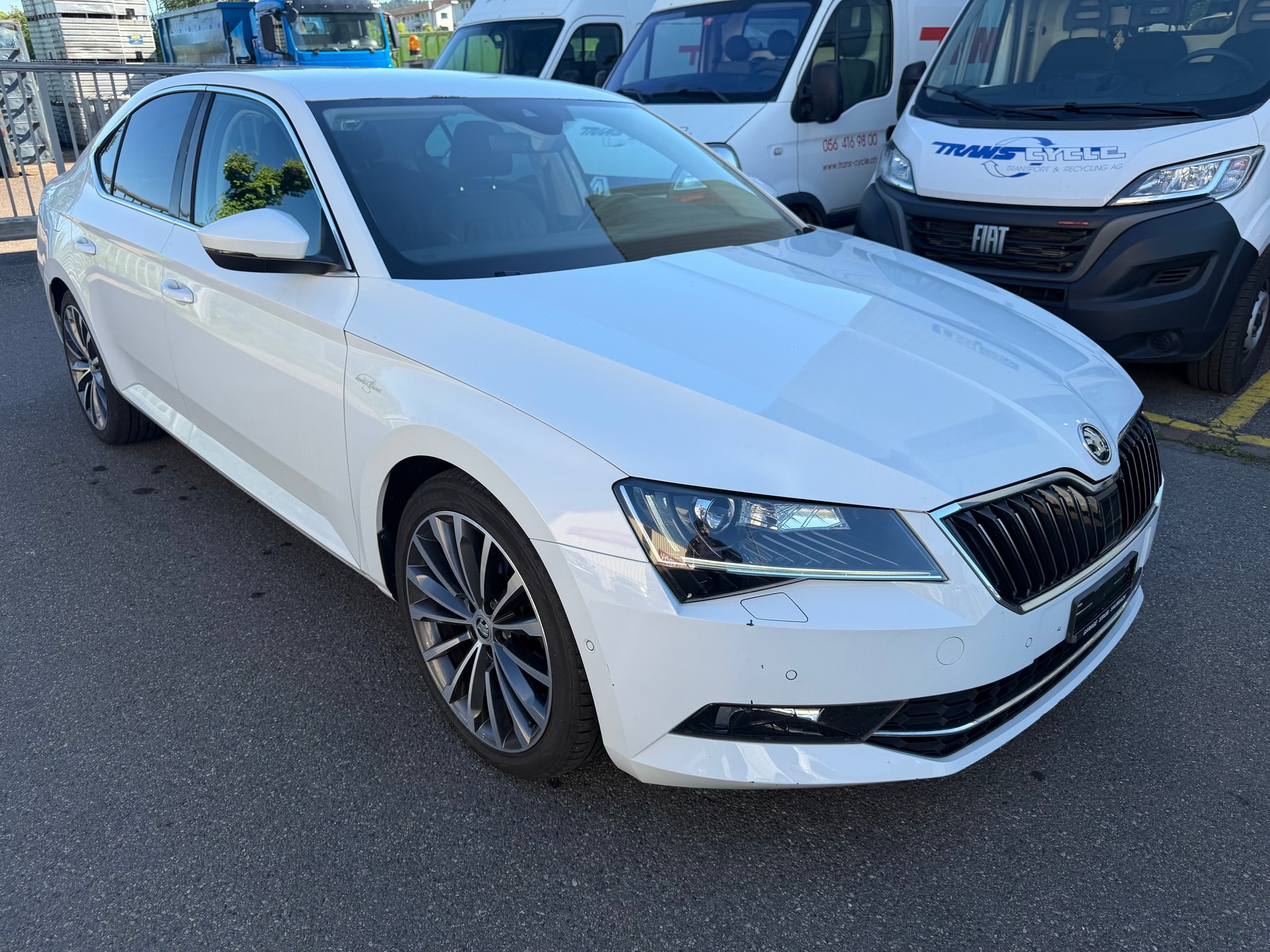 SKODA Superb 2.0 TDi Style DSG-image-1