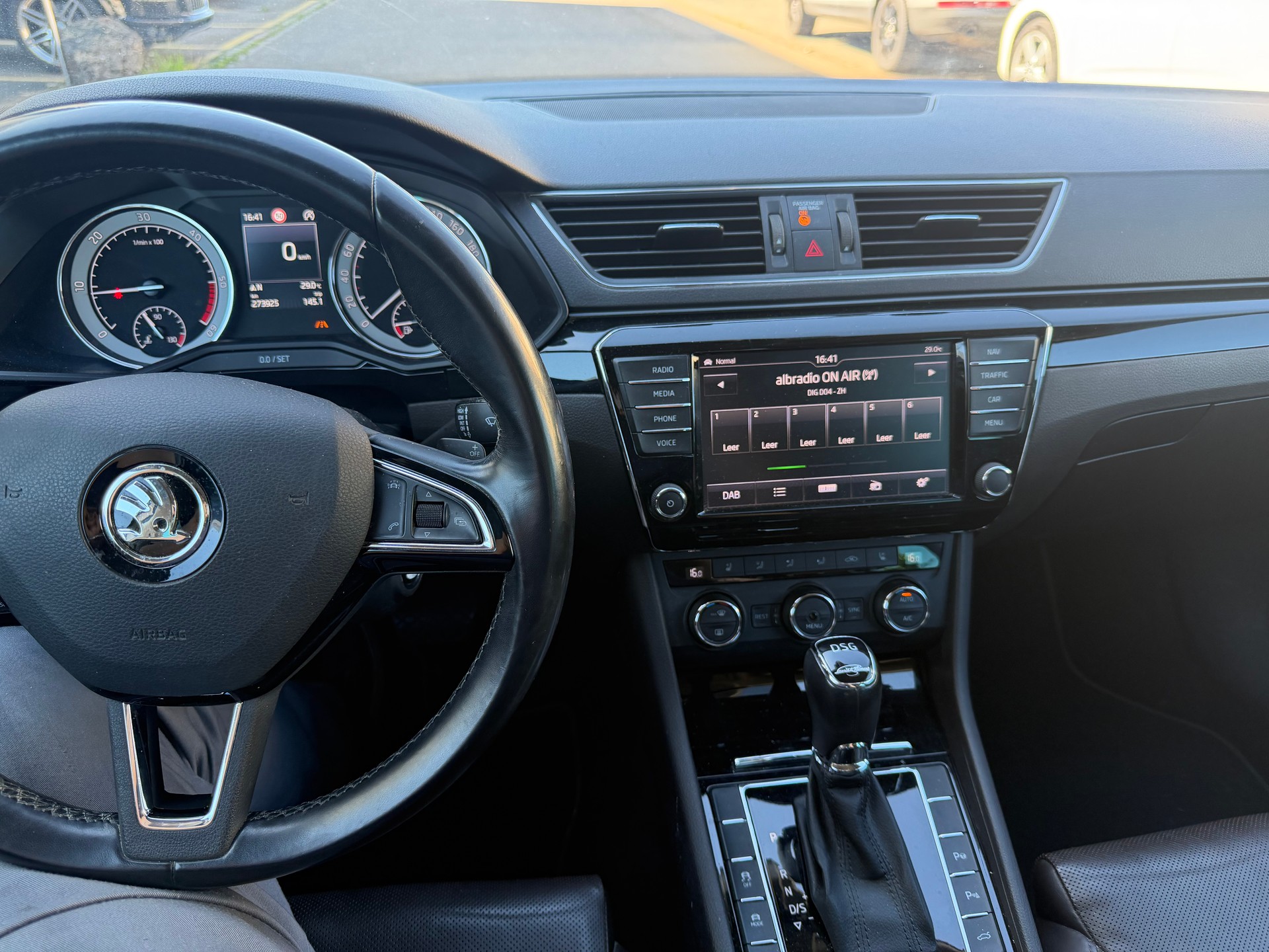 SKODA Superb 2.0 TDi Style DSG-image-4