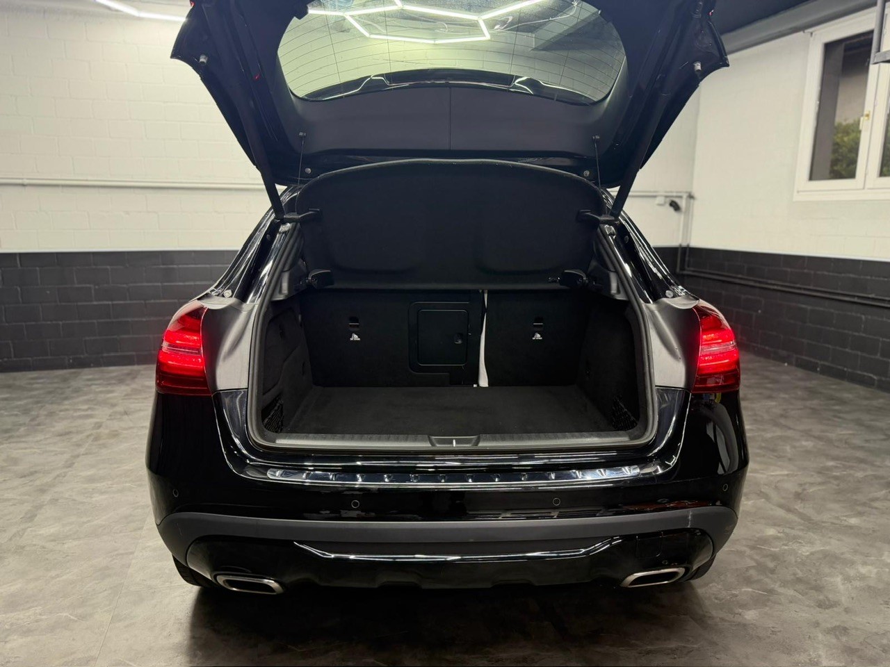 MERCEDES-BENZ GLA 200 7G-DCT | 360° Kamera | ACC Tempomat | Panoramadach | Ambiente | Harman/Kardon-image-23