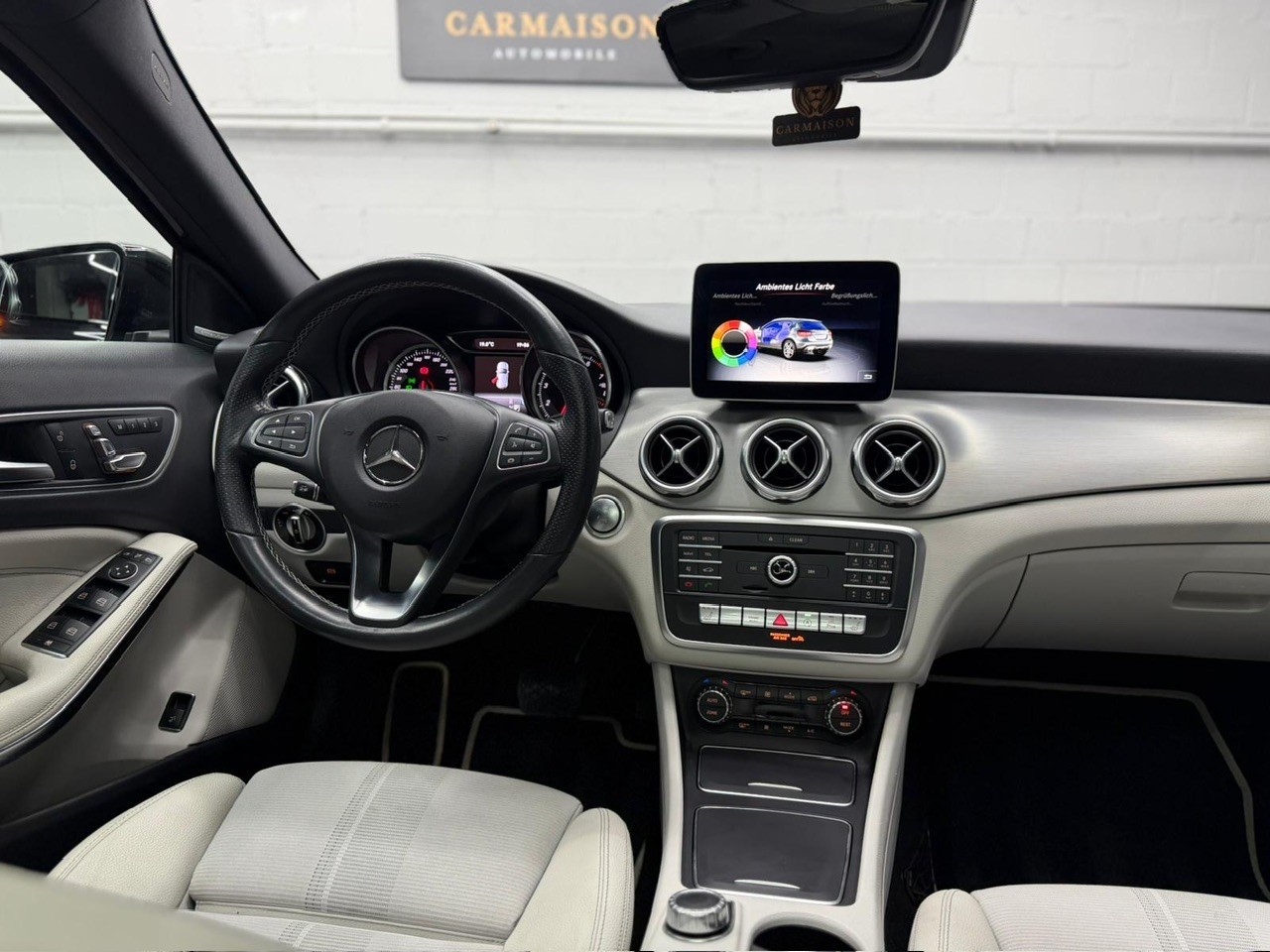 MERCEDES-BENZ GLA 200 7G-DCT | 360° Kamera | ACC Tempomat | Panoramadach | Ambiente | Harman/Kardon-image-16
