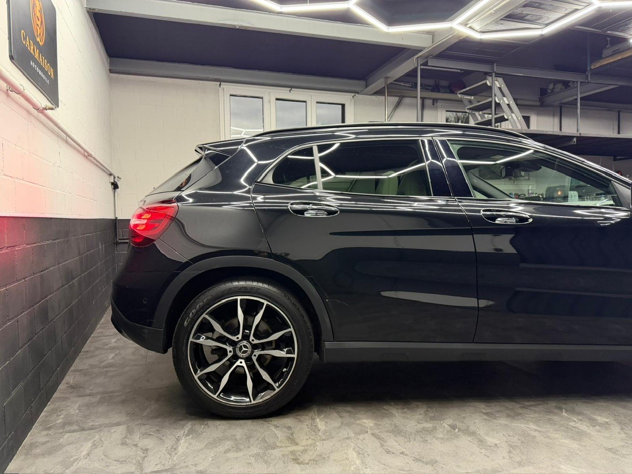 MERCEDES-BENZ GLA 200 7G-DCT | 360° Kamera | ACC Tempomat | Panoramadach | Ambiente | Harman/Kardon-image-4