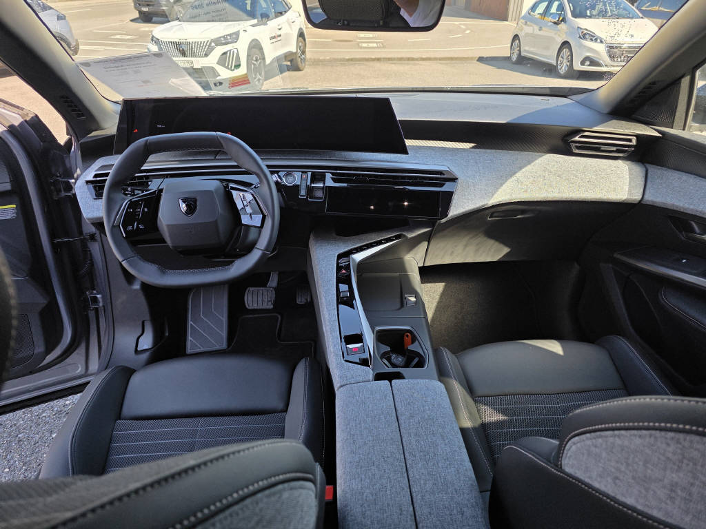 PEUGEOT 3008 1.2 Hybrid Allure-image-5