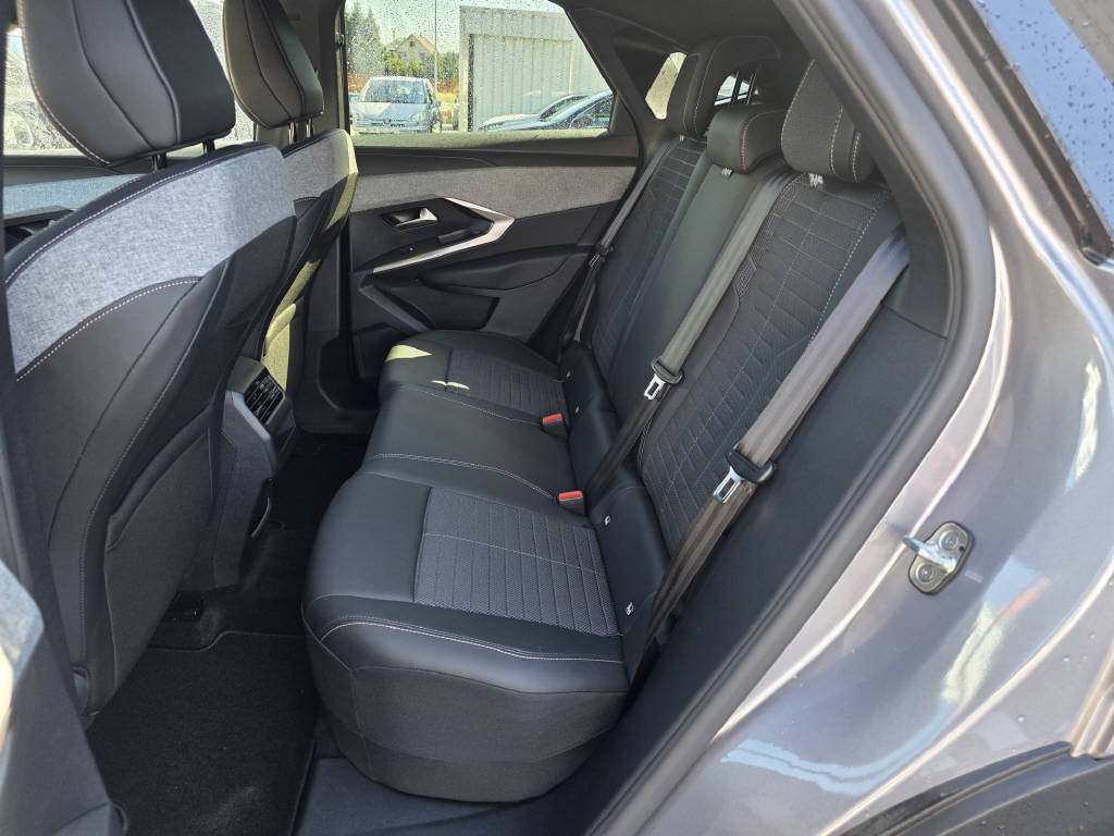 PEUGEOT 3008 1.2 Hybrid Allure-image-6