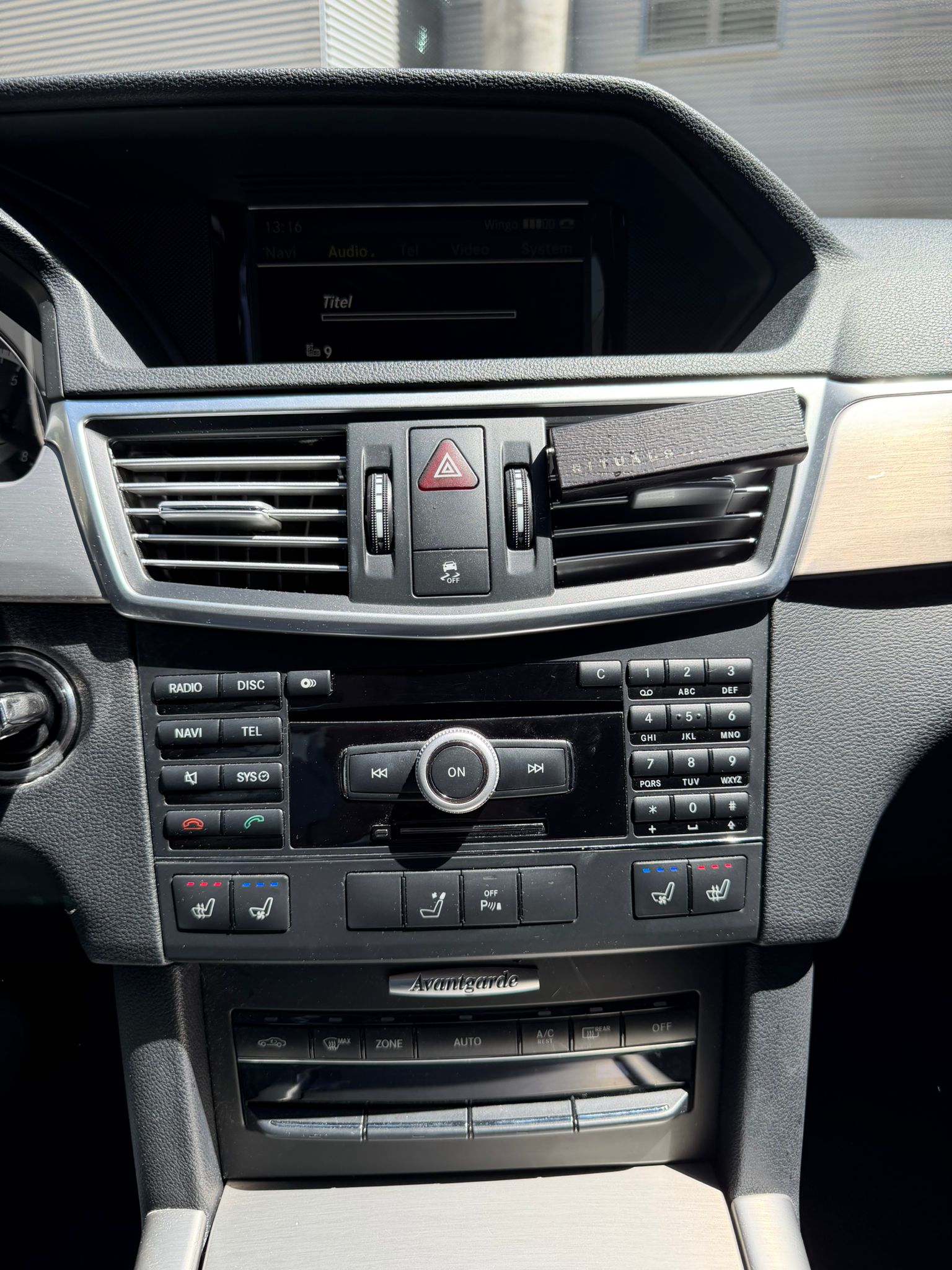 MERCEDES-BENZ E 350 CGI BlueEfficiency Avantgarde 7G-Tronic-image-10