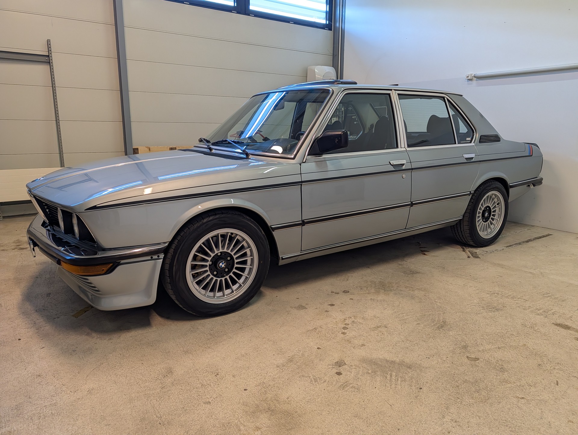BMW E12 528i Veteran-image-0
