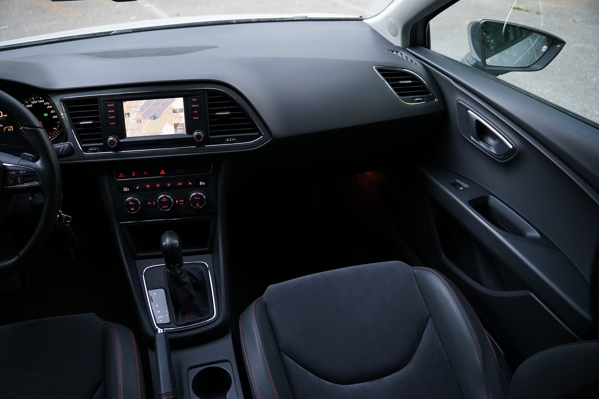 SEAT Leon 1.8 TSI FR DSG-image-23