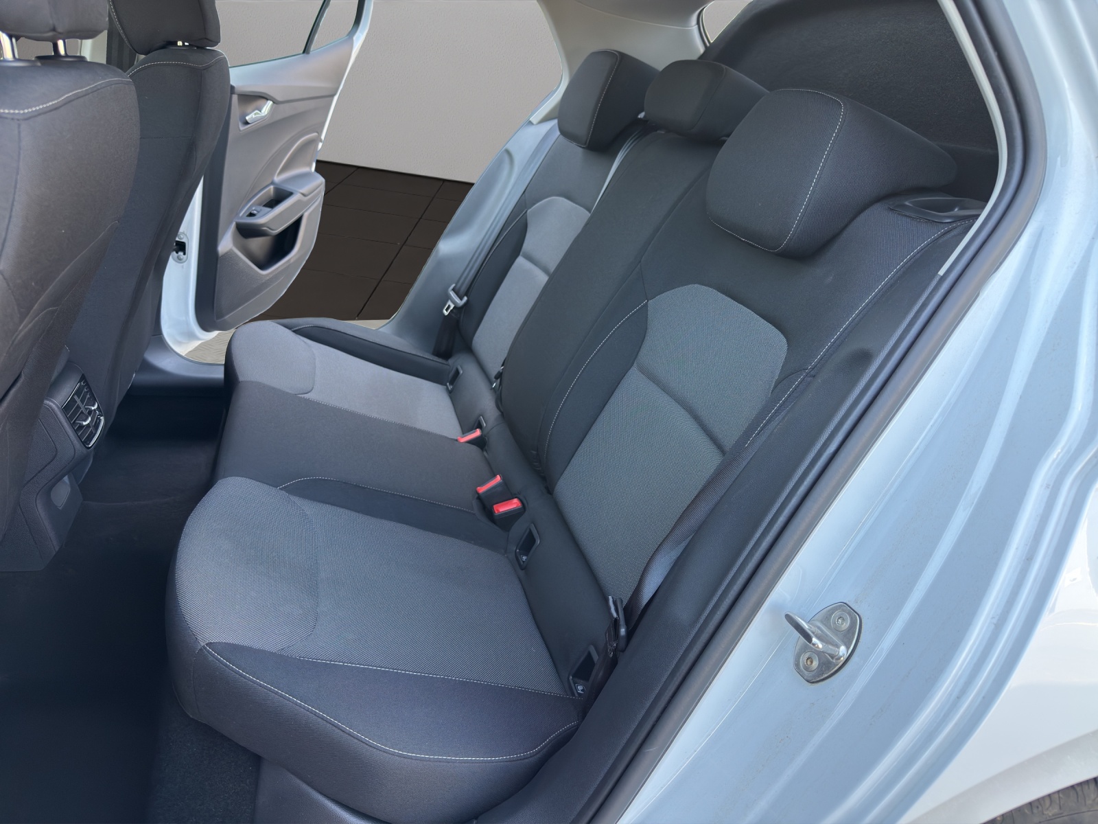 SKODA Fabia 1.0 MPI Young Edition-image-12