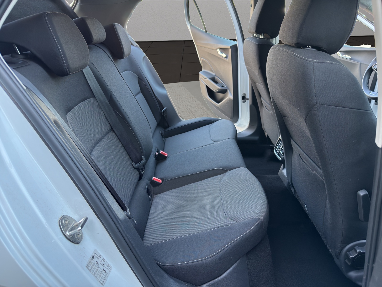 SKODA Fabia 1.0 MPI Young Edition-image-17