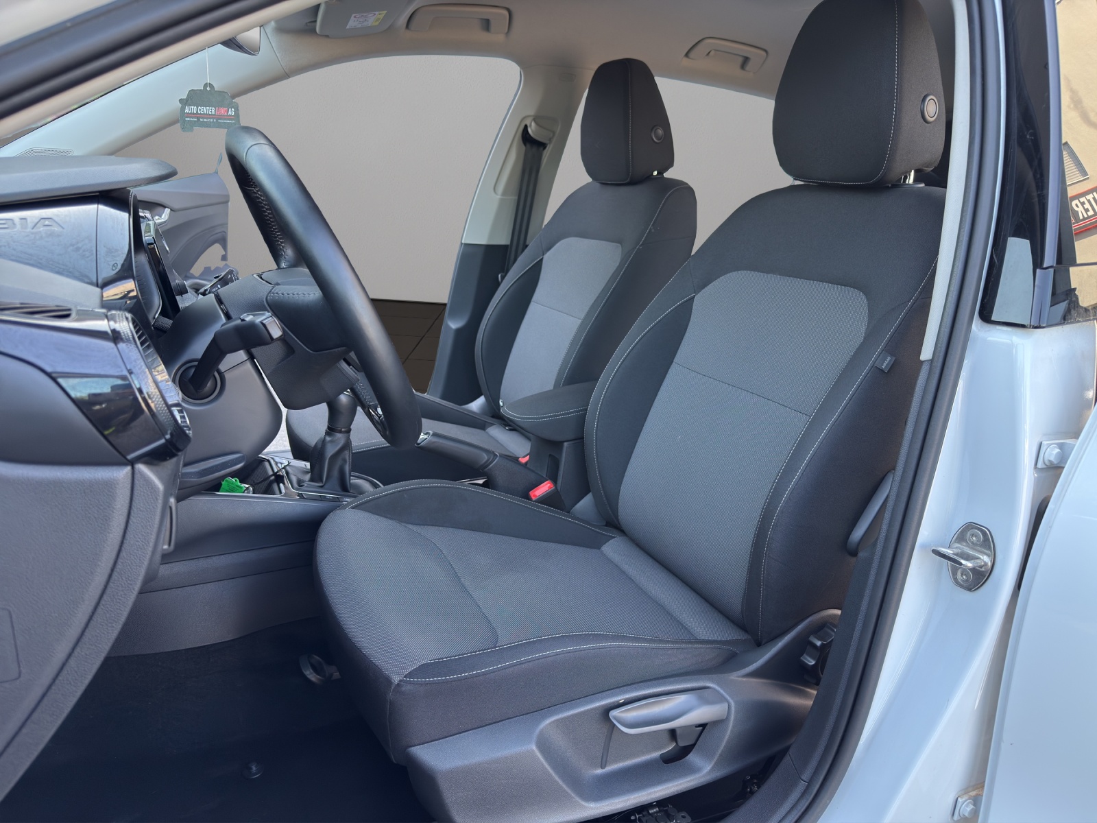 SKODA Fabia 1.0 MPI Young Edition-image-8