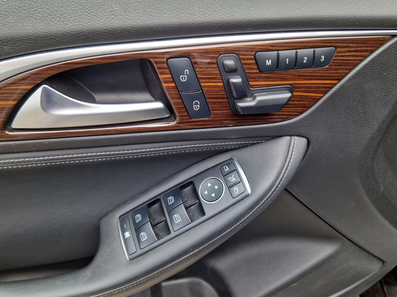 INFINITI Q30 2.2d Premium DCT AWD-image-14