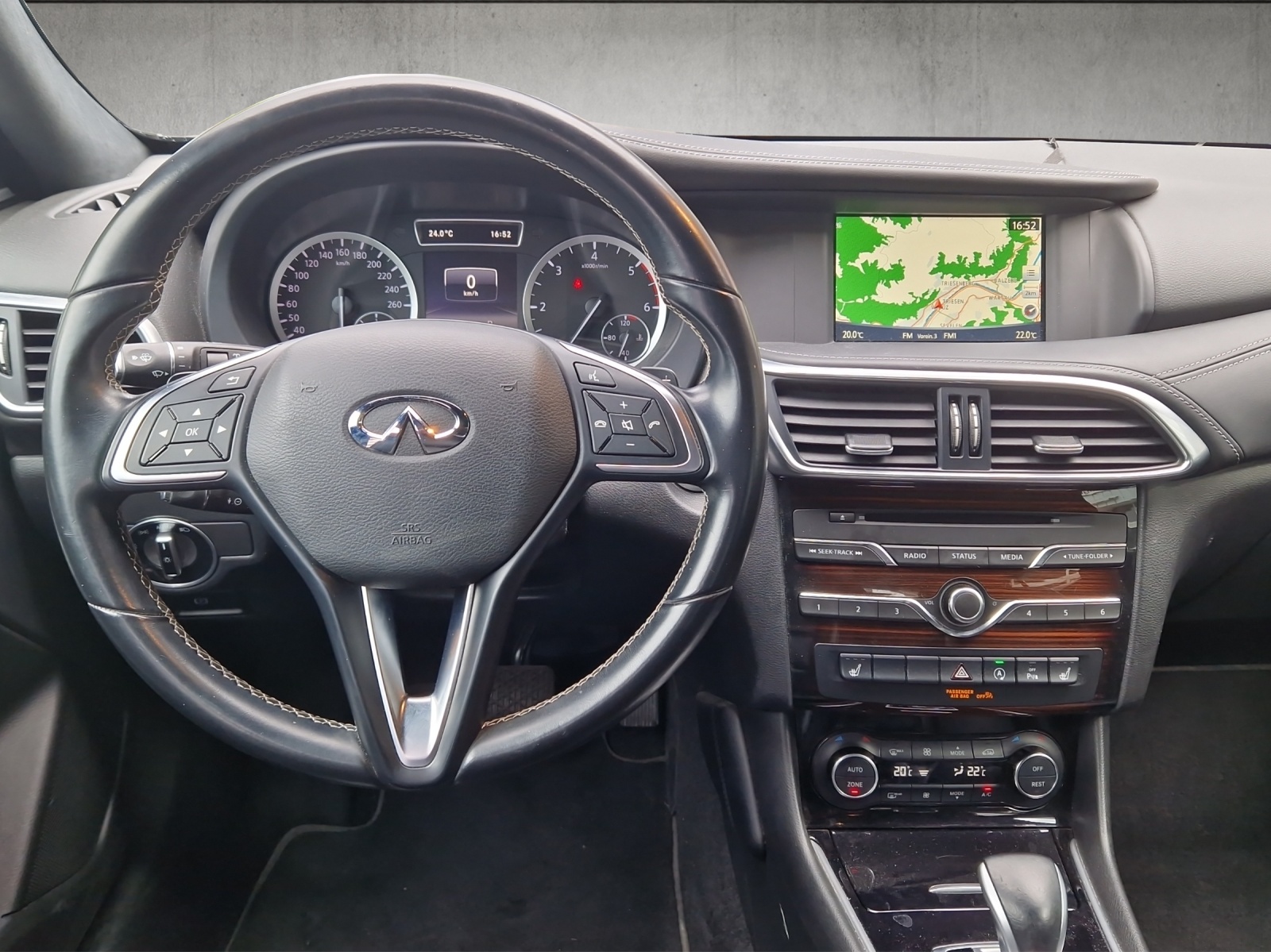 INFINITI Q30 2.2d Premium DCT AWD-image-2