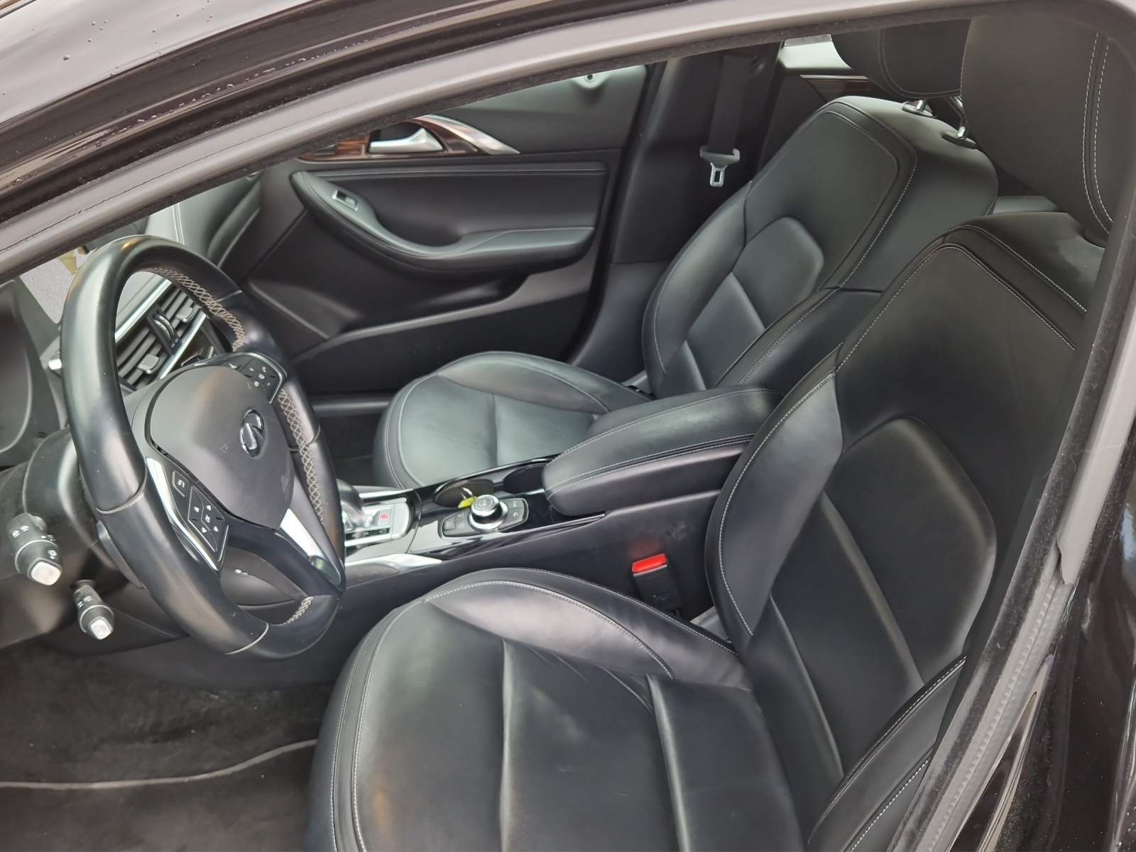 INFINITI Q30 2.2d Premium DCT AWD-image-5