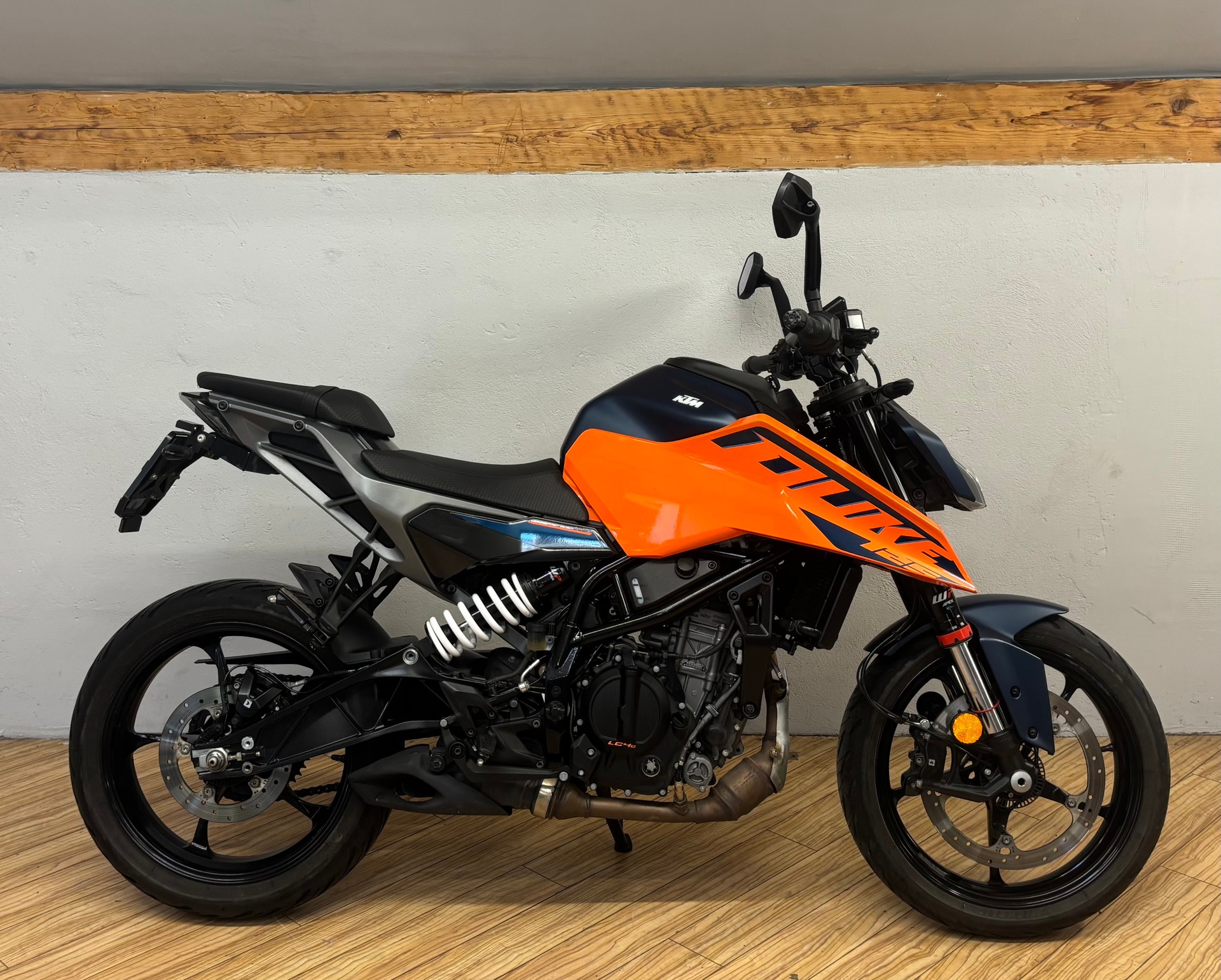KTM 125 Duke-showroom-element-1