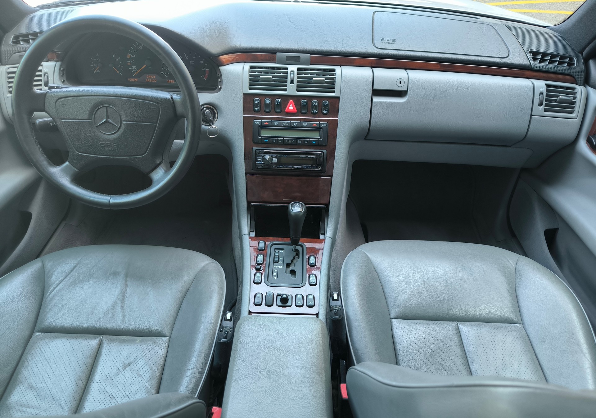 MERCEDES-BENZ E 320 Avantgarde 4-Matic Automatic-image-5