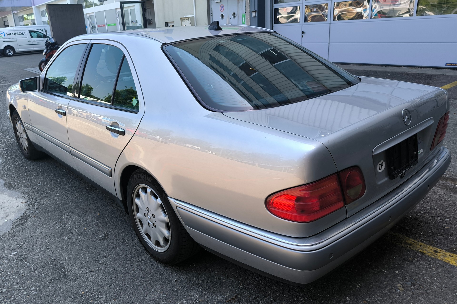 MERCEDES-BENZ E 320 Avantgarde 4-Matic Automatic-image-4
