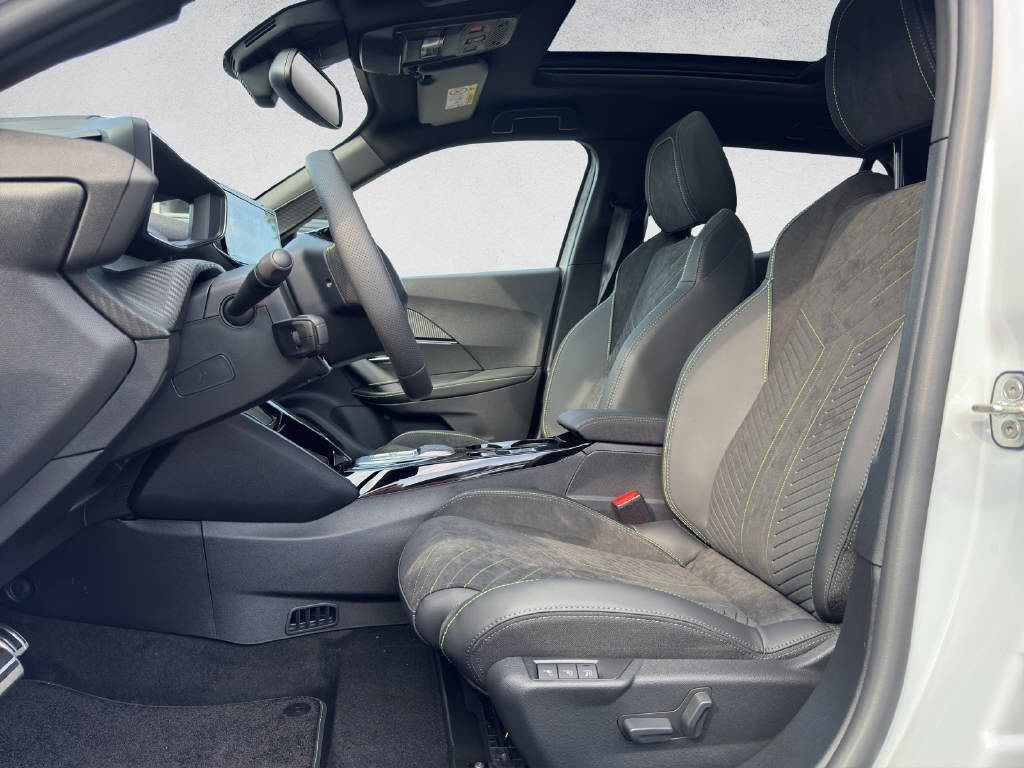 PEUGEOT 2008 1.2 Hybrid 145 GT Exclusive-image-9