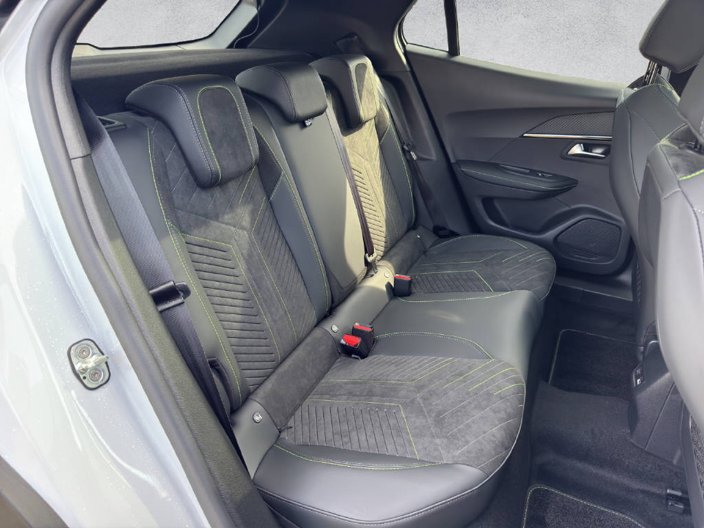 PEUGEOT 2008 1.2 Hybrid 145 GT Exclusive-image-12