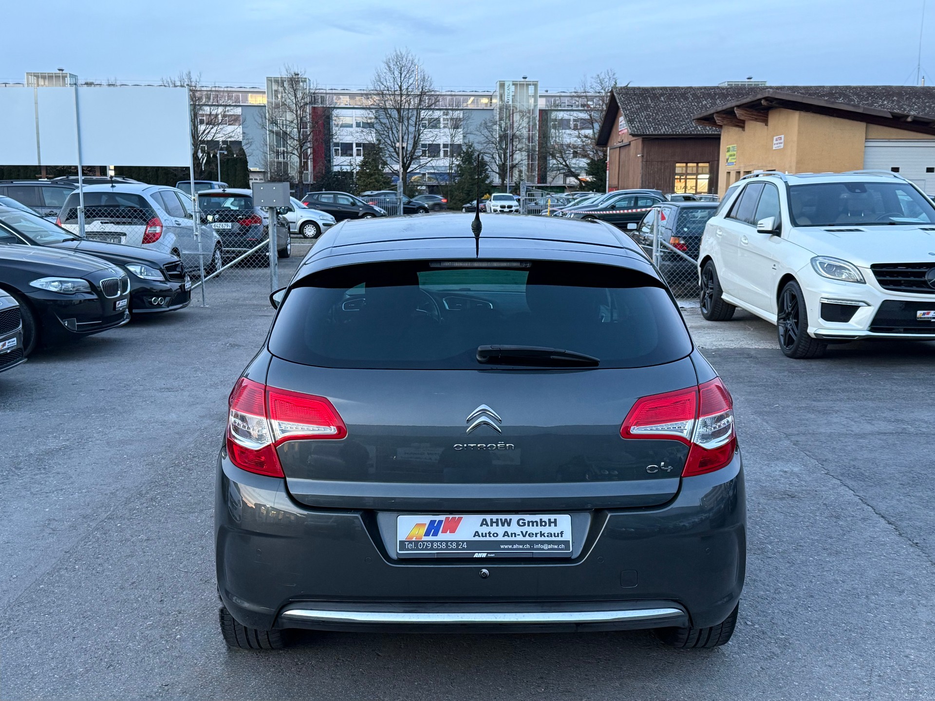 CITROEN C4 Berline 1.2 THP Black Top / Ab MFK 10.2025 / Zahnriemen & Kupplung ersetzt / Navi / PDC / Bluetooth / 8-fach bereift-image-4