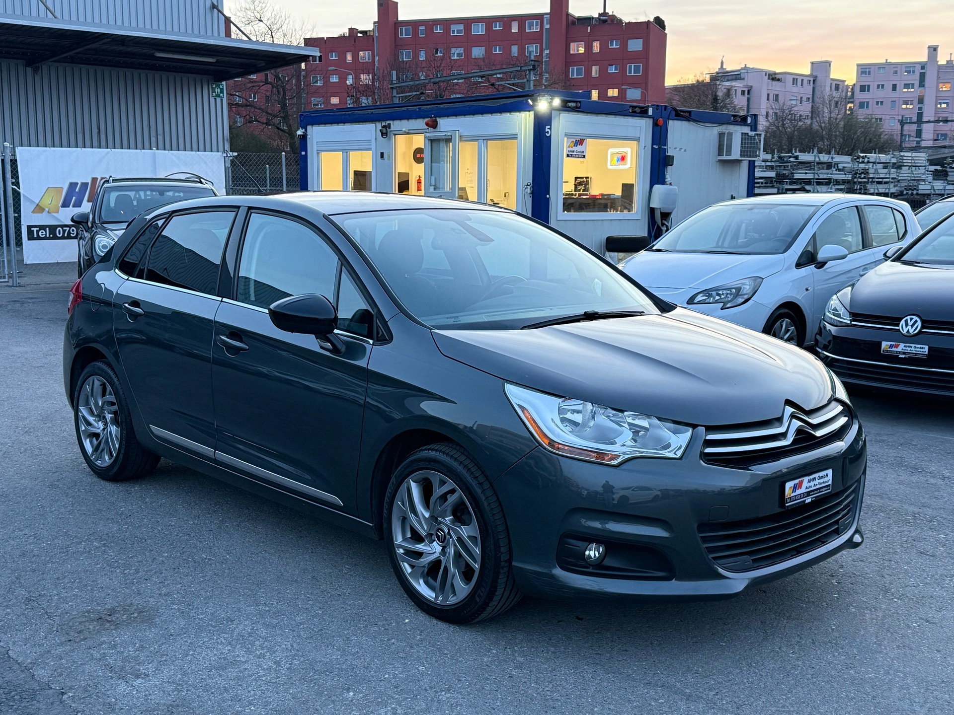 CITROEN C4 Berline 1.2 THP Black Top / Ab MFK 10.2025 / Zahnriemen & Kupplung ersetzt / Navi / PDC / Bluetooth / 8-fach bereift-image-2