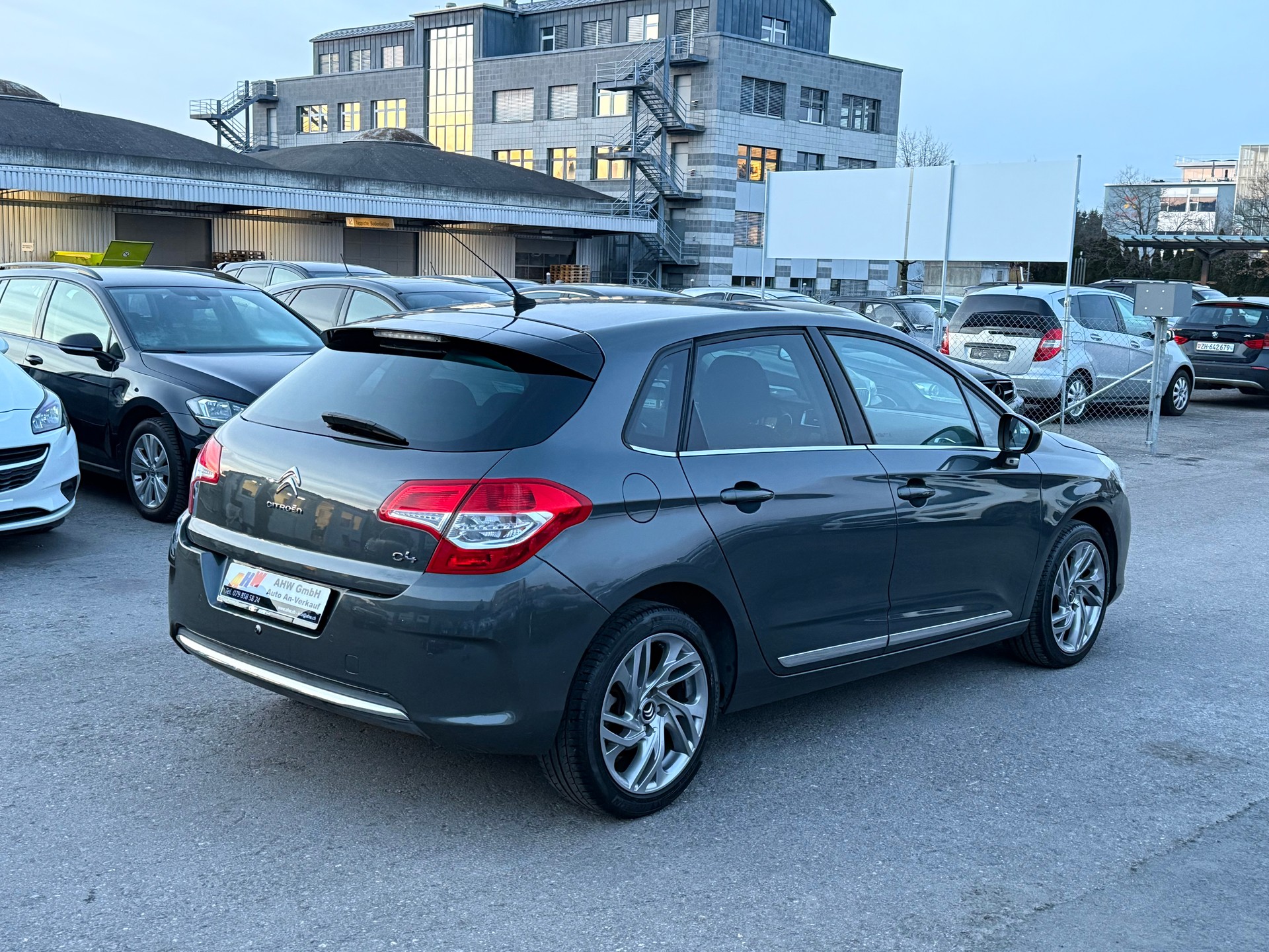 CITROEN C4 Berline 1.2 THP Black Top / Ab MFK 10.2025 / Zahnriemen & Kupplung ersetzt / Navi / PDC / Bluetooth / 8-fach bereift-image-3