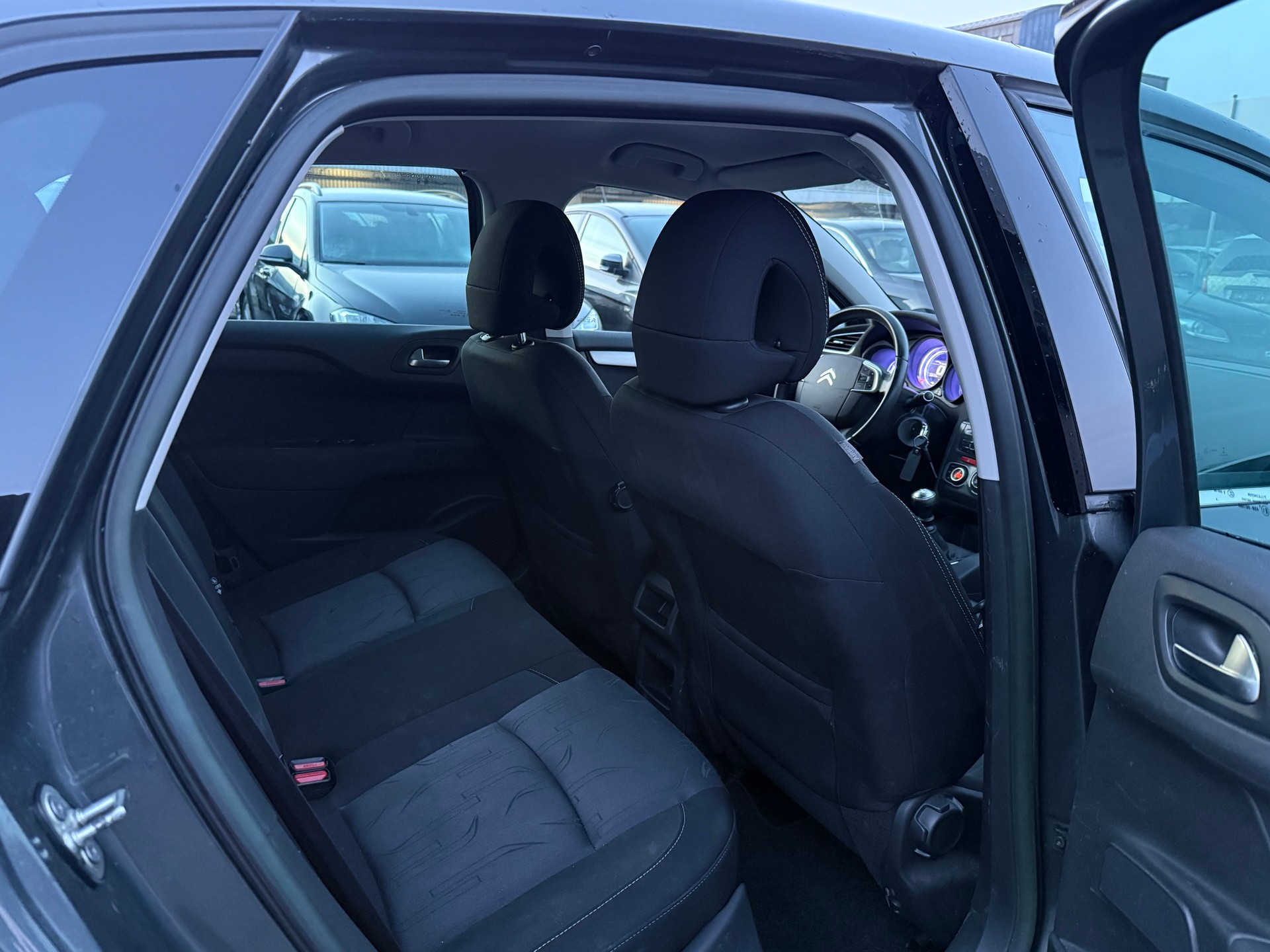 CITROEN C4 Berline 1.2 THP Black Top / Ab MFK 10.2025 / Zahnriemen & Kupplung ersetzt / Navi / PDC / Bluetooth / 8-fach bereift-image-11