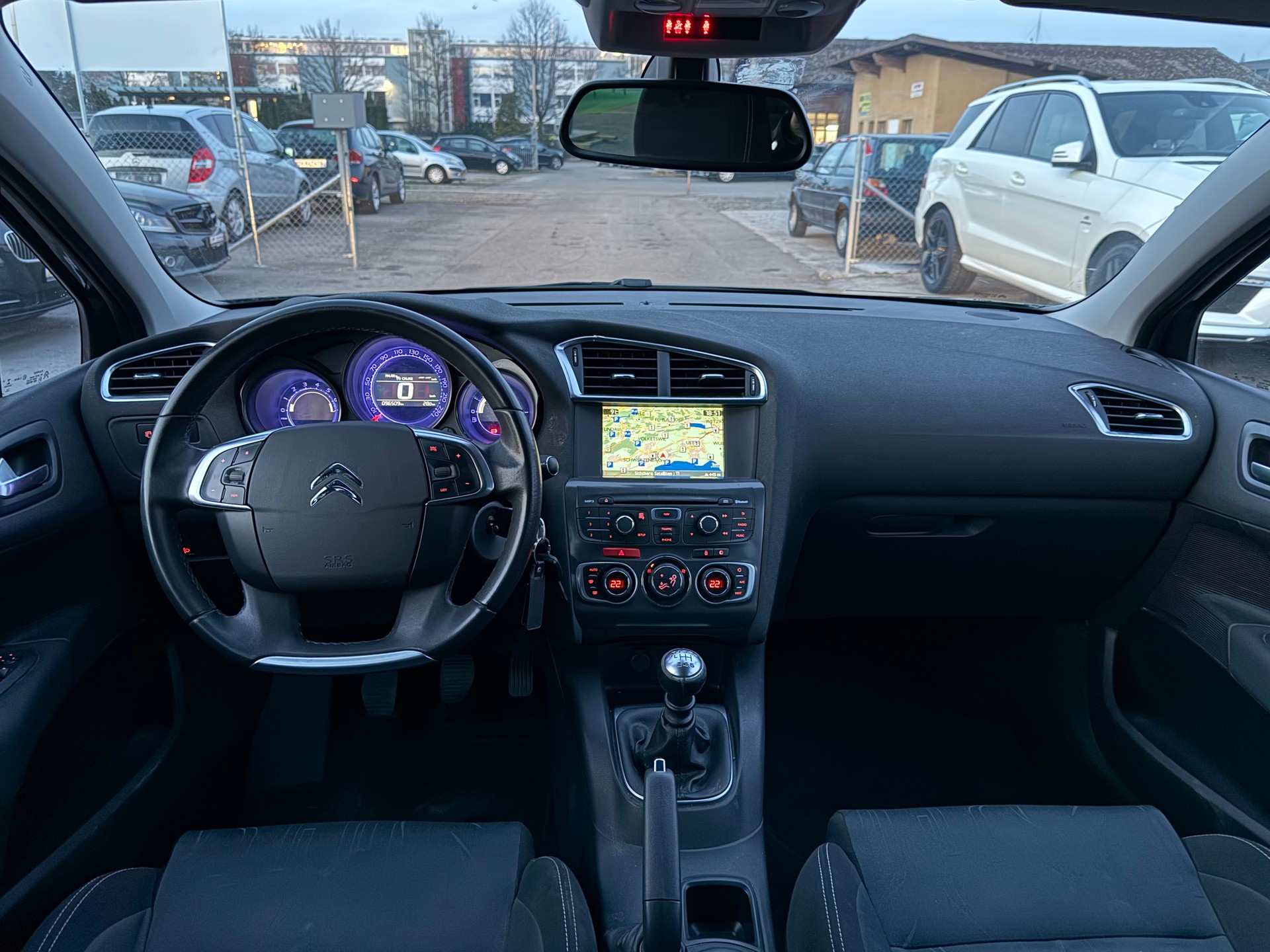 CITROEN C4 Berline 1.2 THP Black Top / Ab MFK 10.2025 / Zahnriemen & Kupplung ersetzt / Navi / PDC / Bluetooth / 8-fach bereift-image-8