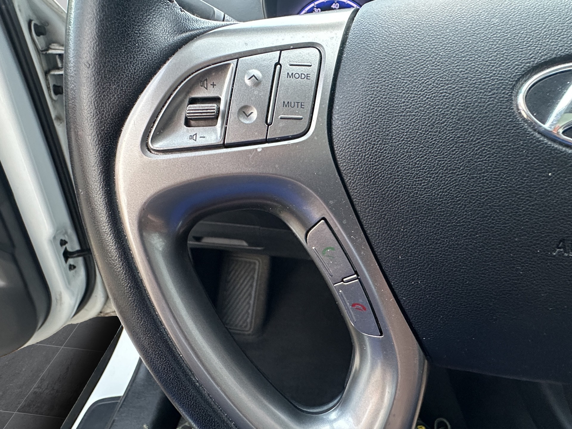 HYUNDAI iX 35 2.0 Premium 4WD Automatic-image-23