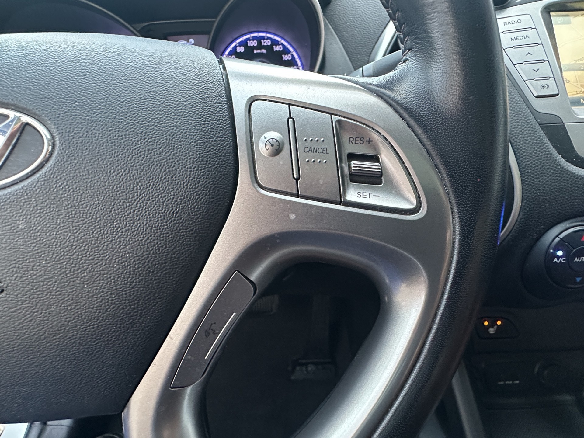 HYUNDAI iX 35 2.0 Premium 4WD Automatic-image-24