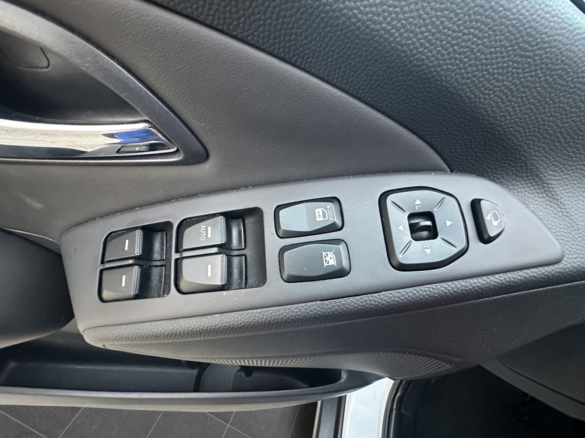 HYUNDAI iX 35 2.0 Premium 4WD Automatic-image-22